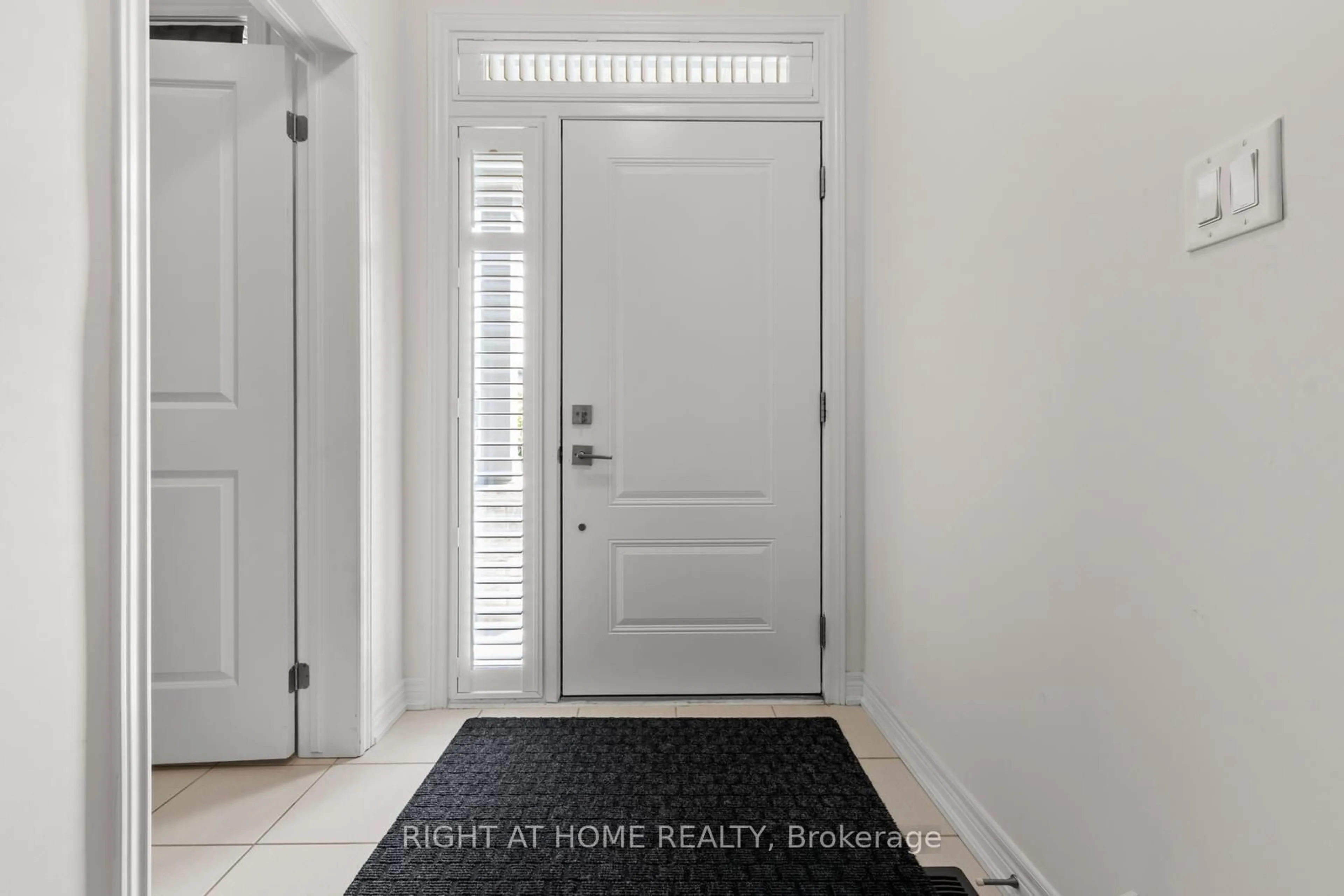Indoor entryway for 131 Terrace Dr, Grimsby Ontario L3M 0L2