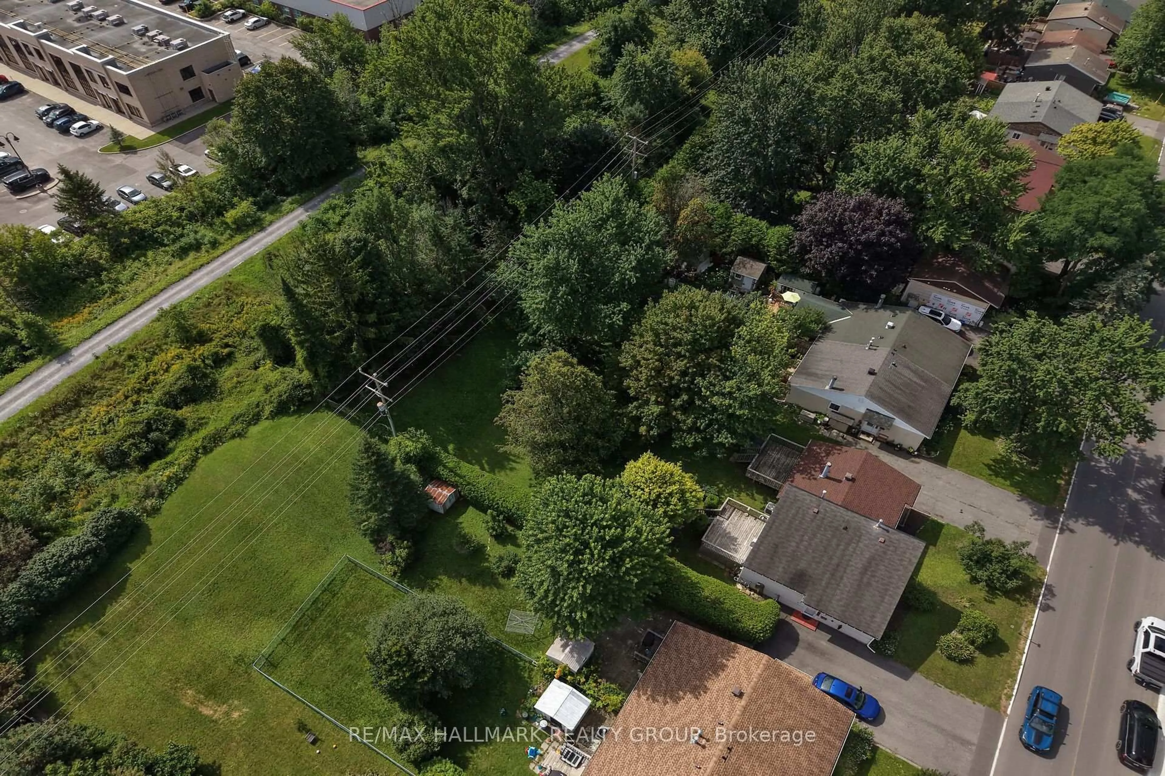 A pic from outside/outdoor area/front of a property/back of a property/a pic from drone, street for 140 Rothesay Dr, Ottawa Ontario K2L 1P1