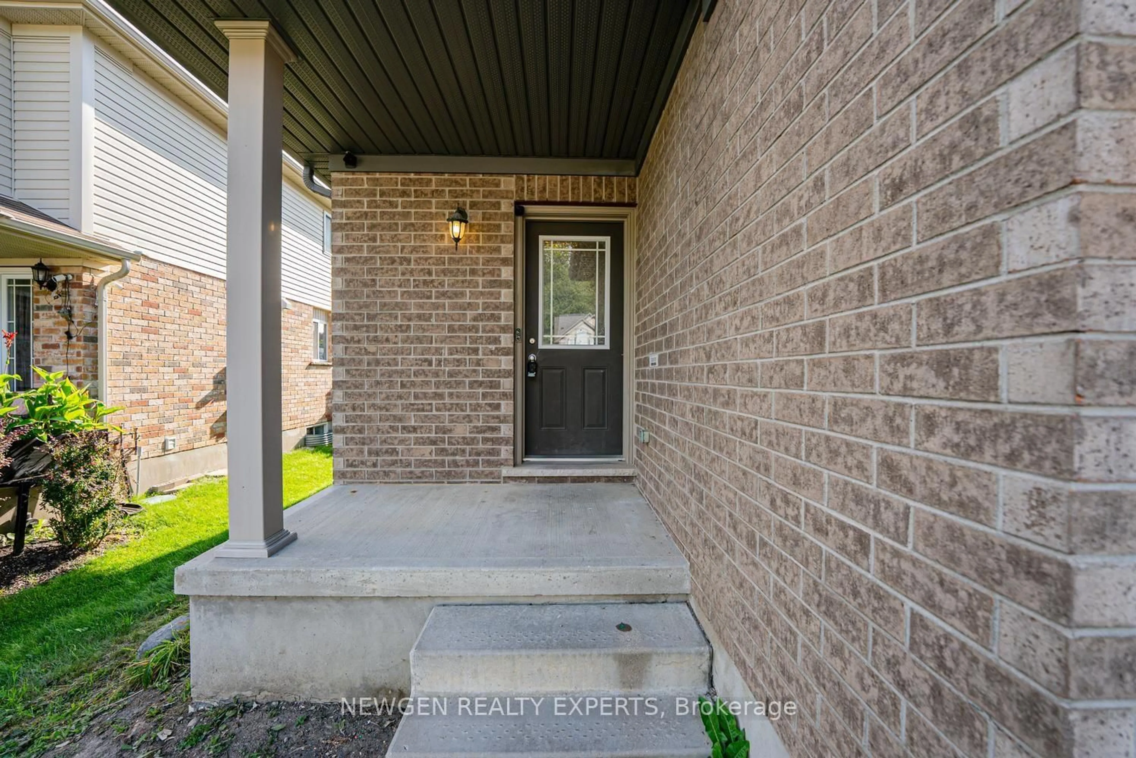 Indoor entryway for 2025 Denview Ave, London North Ontario N6G 0G3