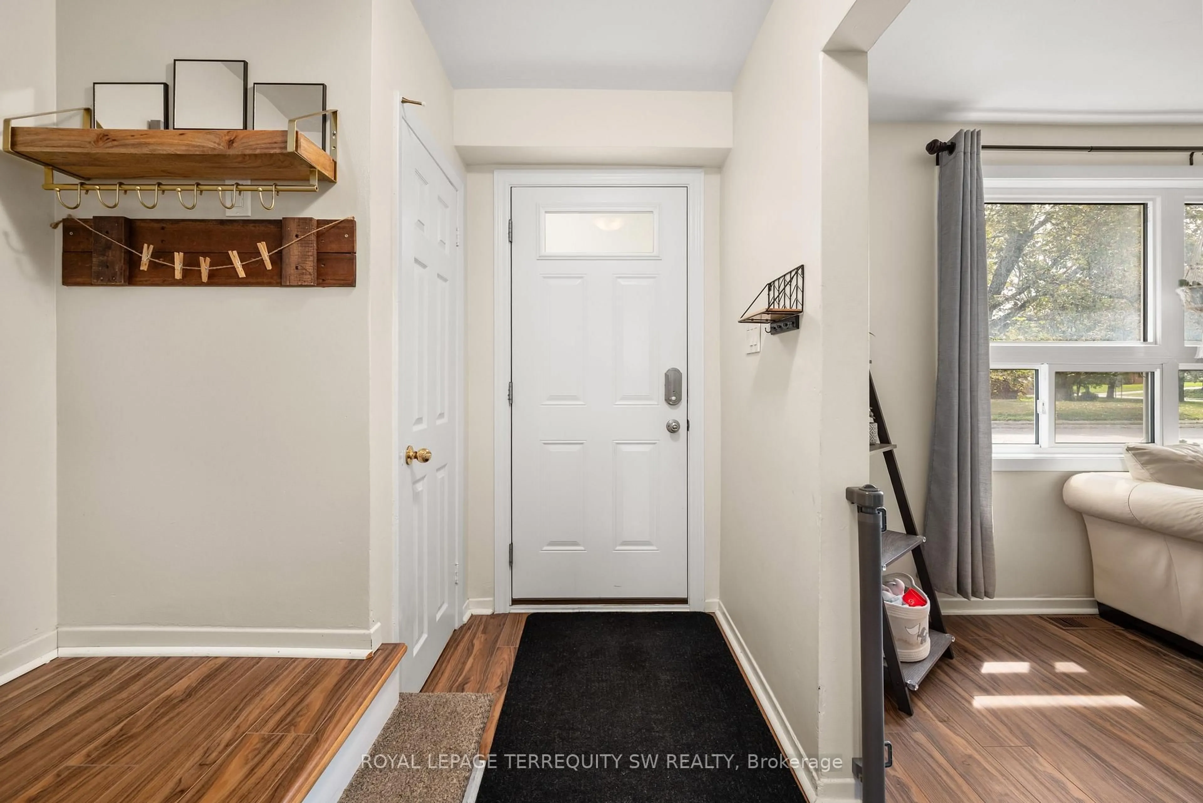 Indoor entryway for 46 Northlin Park Rd, Kawartha Lakes Ontario K9V 4P4