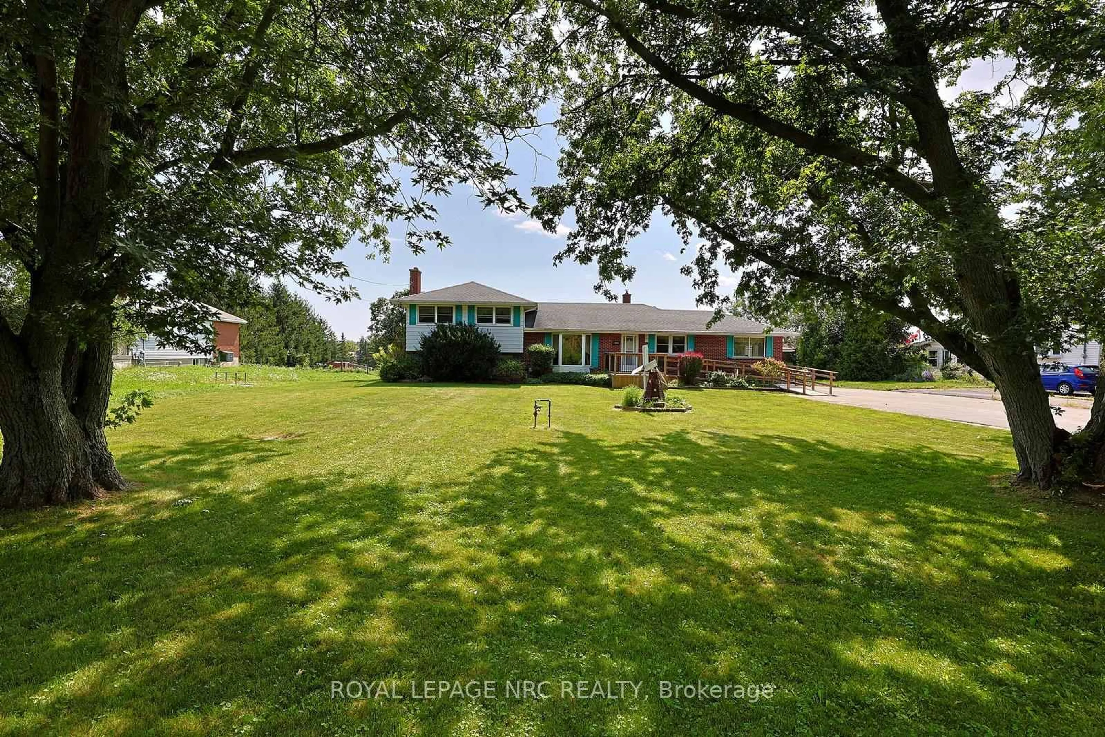 A pic from outside/outdoor area/front of a property/back of a property/a pic from drone, unknown for 513 Ridge Rd, Grimsby Ontario L3M 4E7