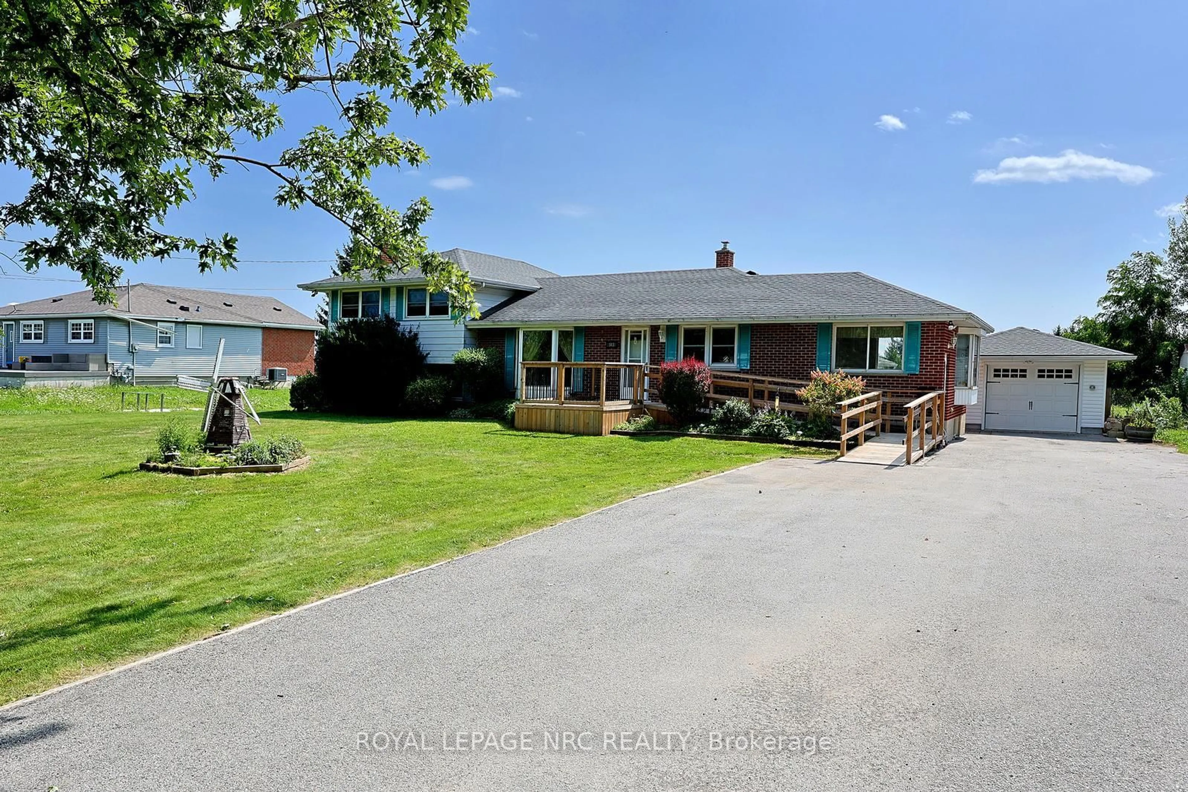 A pic from outside/outdoor area/front of a property/back of a property/a pic from drone, street for 513 Ridge Rd, Grimsby Ontario L3M 4E7