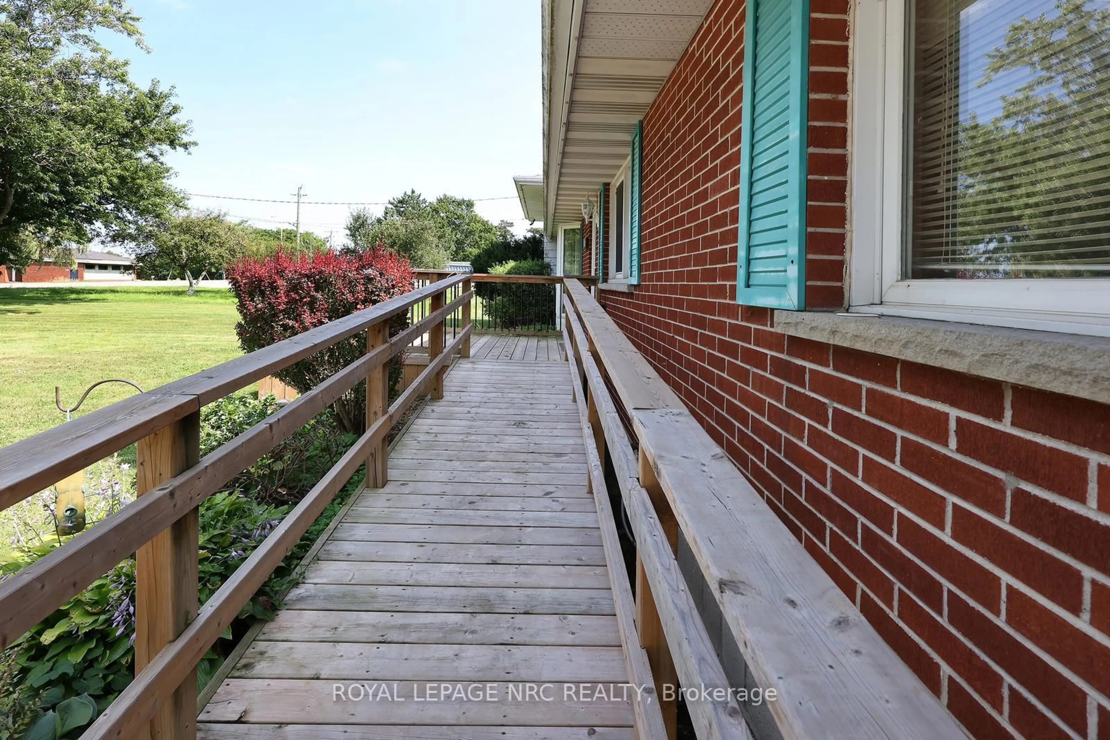 Patio, street for 513 Ridge Rd, Grimsby Ontario L3M 4E7