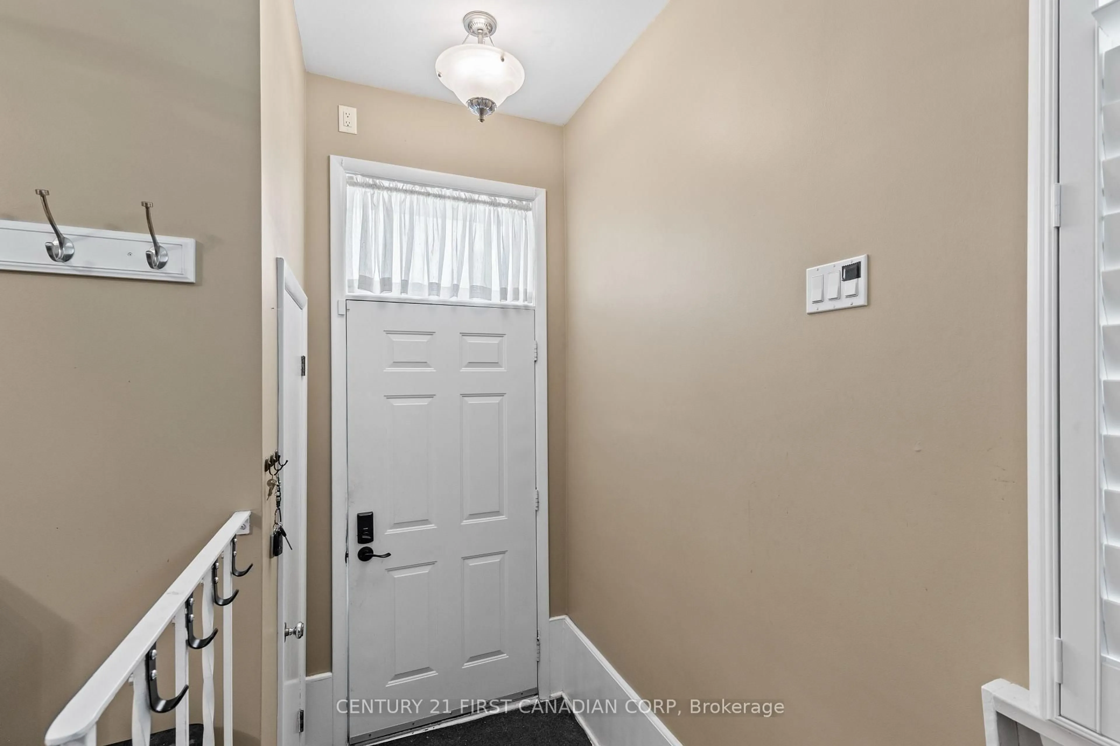 Indoor entryway for 407 Vermont Ave, London South Ontario N5Z 3E4