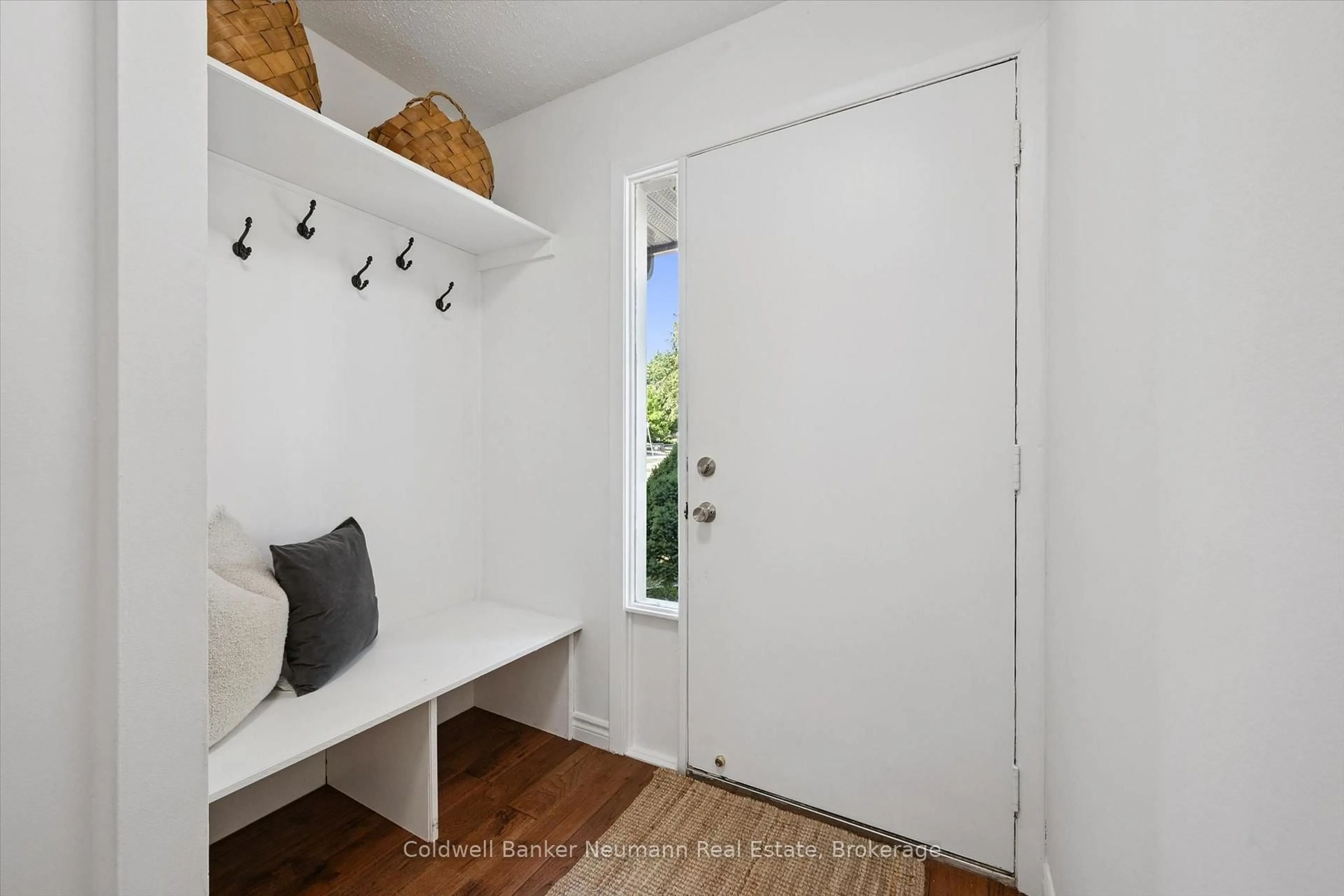 Indoor entryway for 3 Meadow Cres, Guelph Ontario N1H 6V1