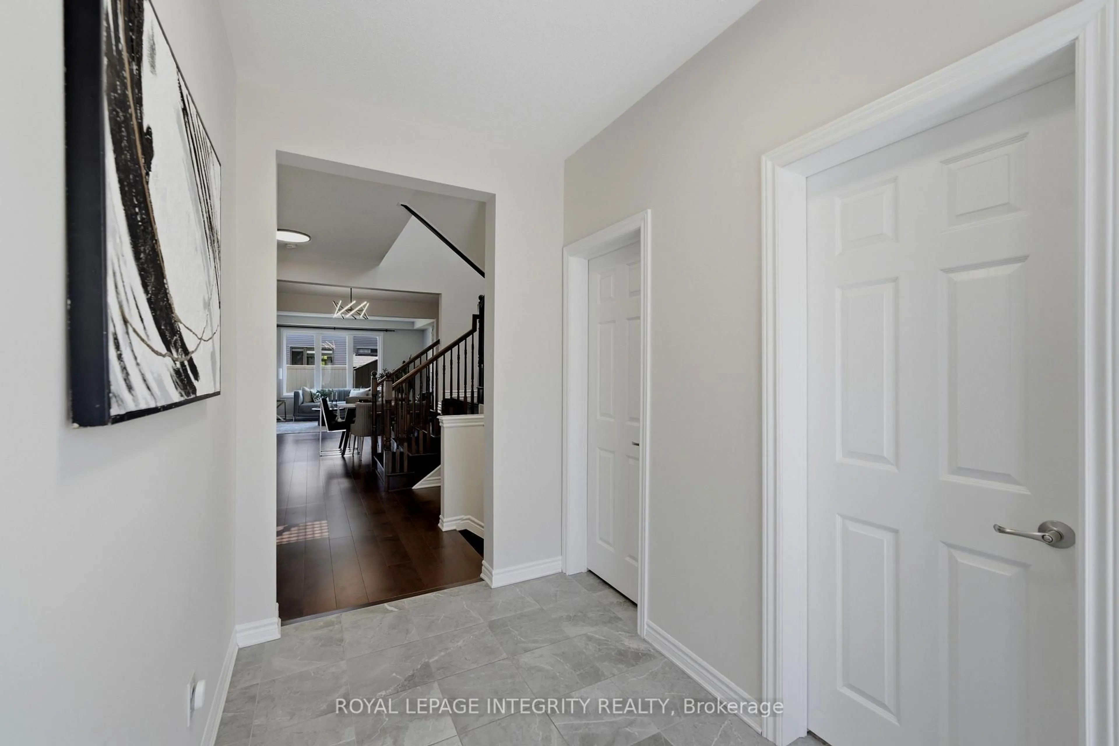 Indoor entryway for 414 Aphelion Cres, Ottawa Ontario K2J 6N6