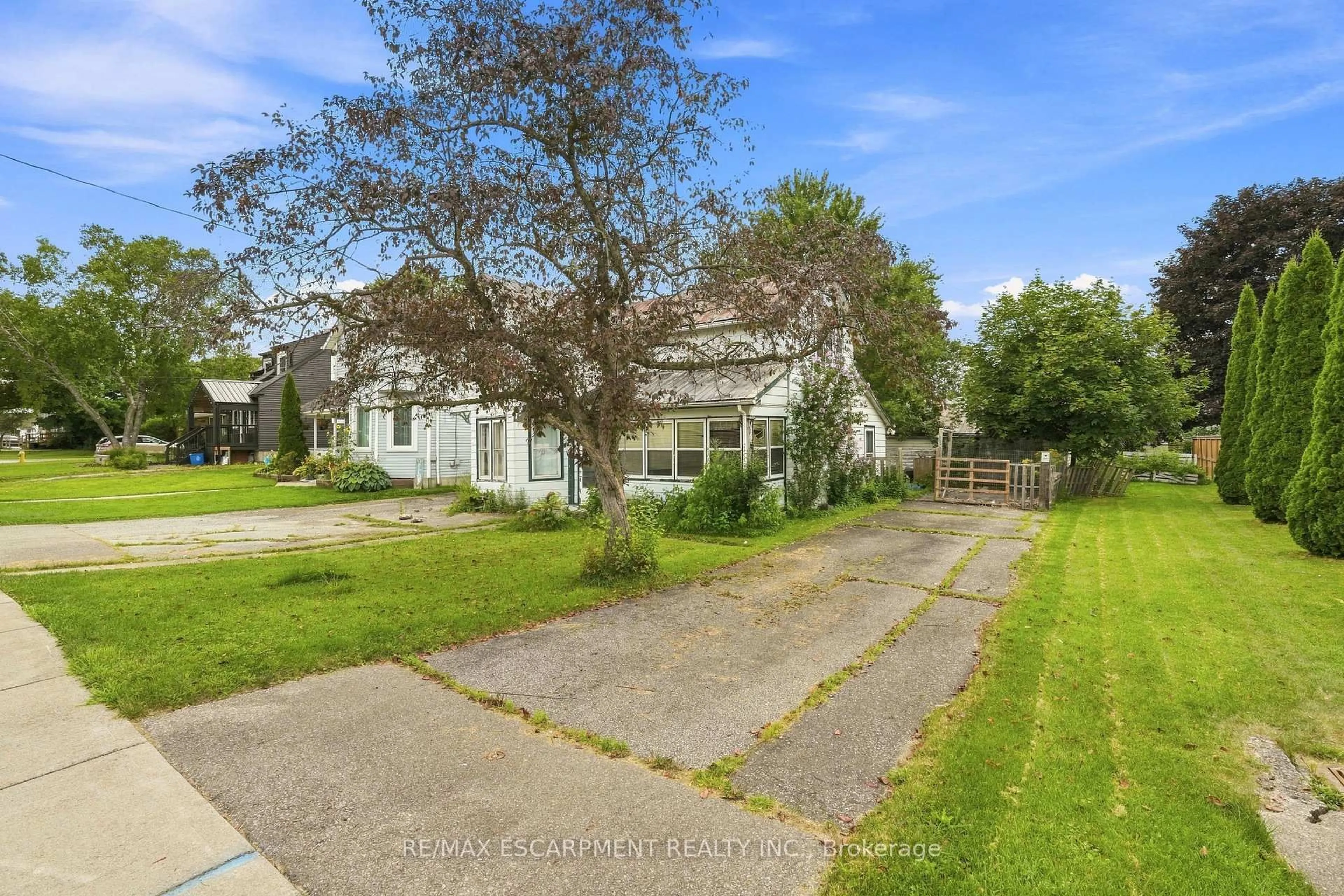 A pic from outside/outdoor area/front of a property/back of a property/a pic from drone, street for 2023 Main St, Haldimand Ontario N0A 1J0
