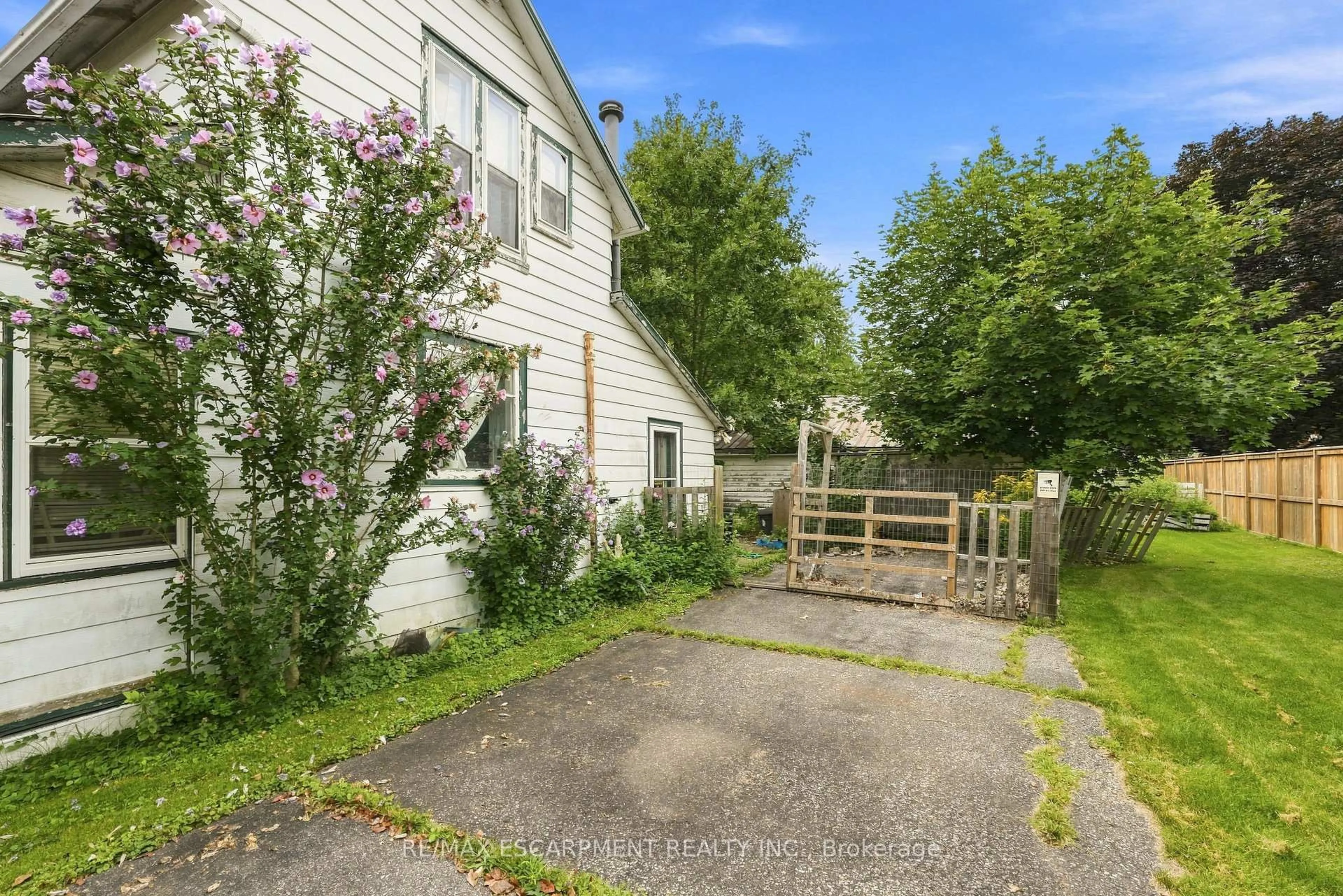 A pic from outside/outdoor area/front of a property/back of a property/a pic from drone, street for 2023 Main St, Haldimand Ontario N0A 1J0