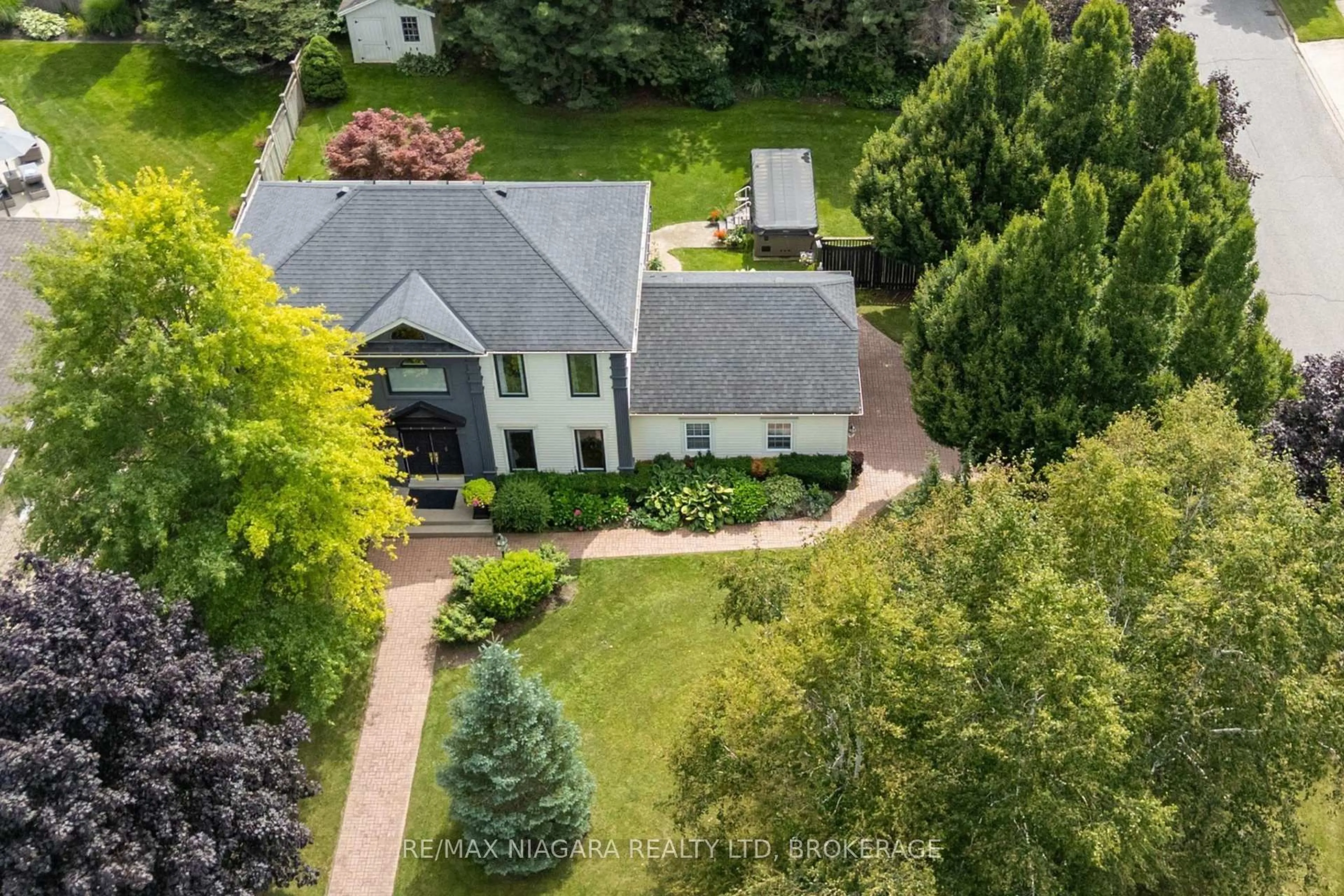 A pic from outside/outdoor area/front of a property/back of a property/a pic from drone, street for 8056 Cathedral Dr, Niagara Falls Ontario L2H 2Z2