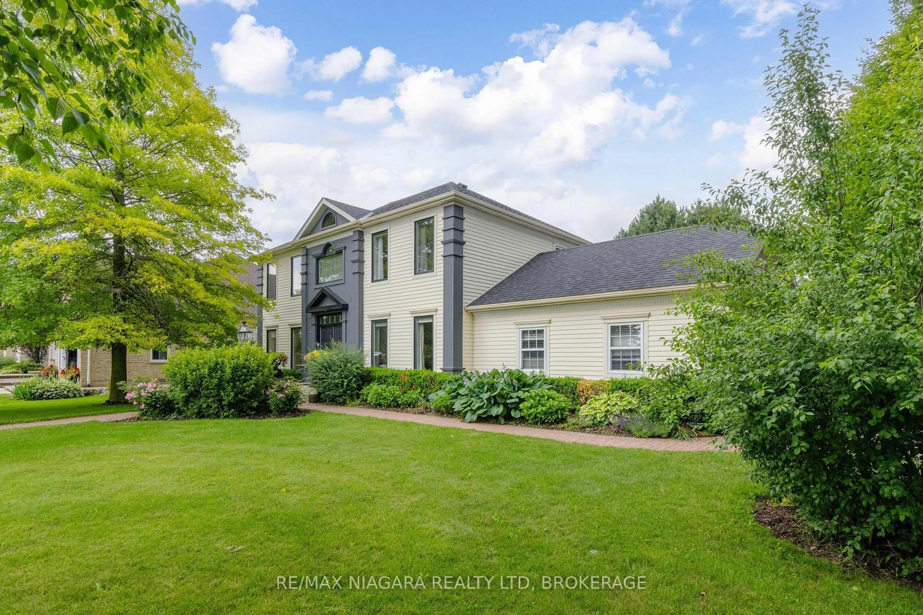 A pic from outside/outdoor area/front of a property/back of a property/a pic from drone, water/lake/river/ocean view for 8056 Cathedral Dr, Niagara Falls Ontario L2H 2Z2