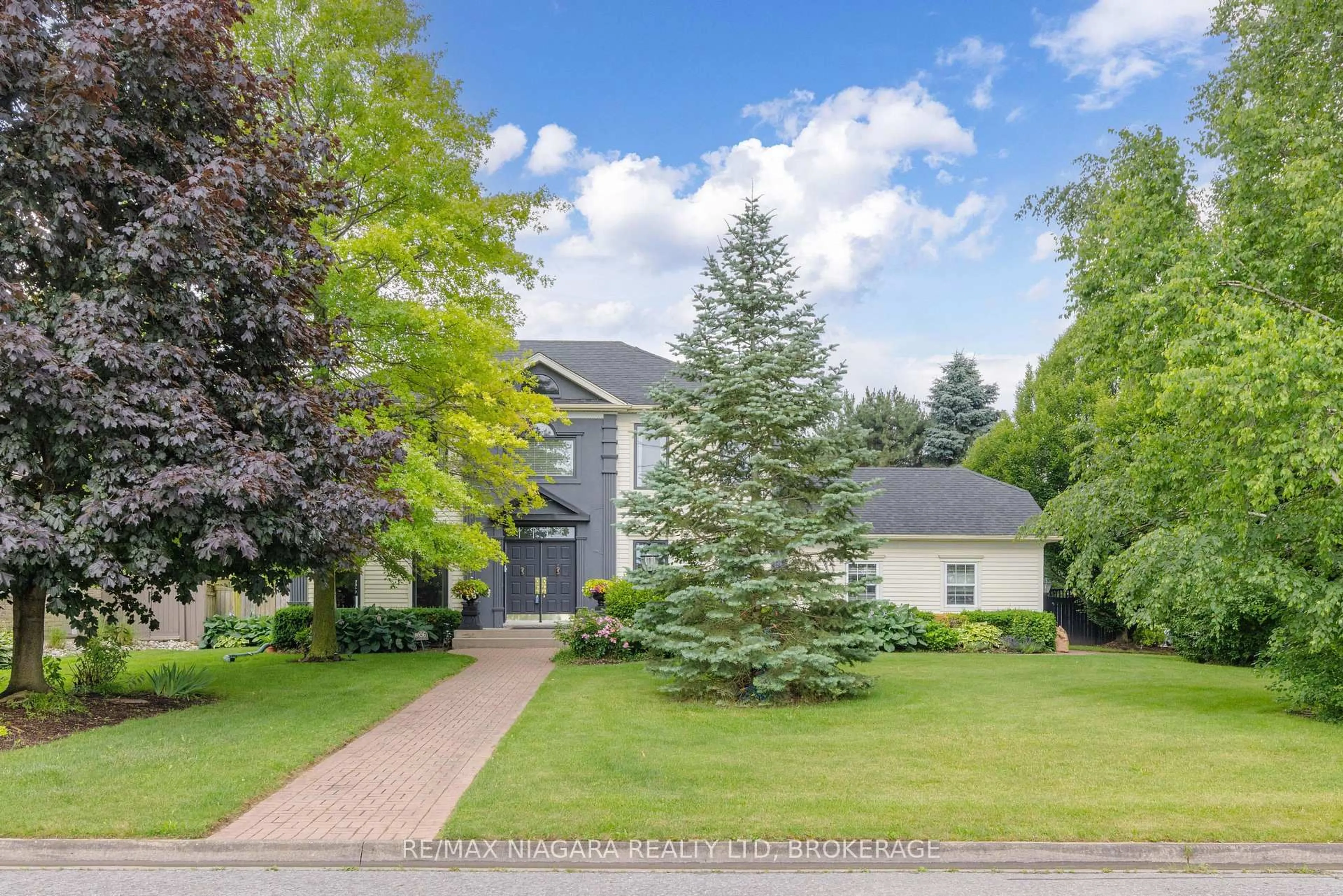 A pic from outside/outdoor area/front of a property/back of a property/a pic from drone, street for 8056 Cathedral Dr, Niagara Falls Ontario L2H 2Z2