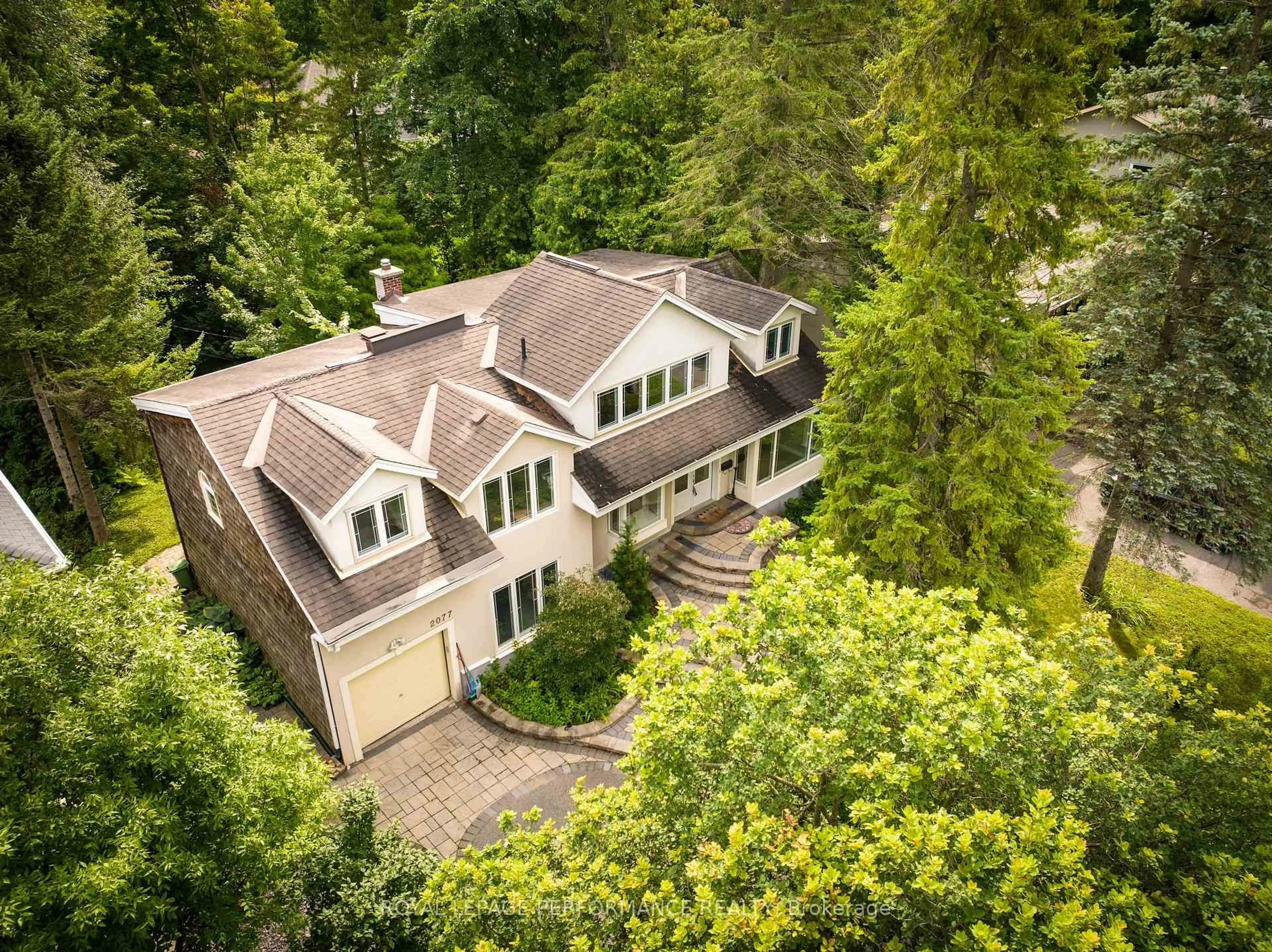 A pic from outside/outdoor area/front of a property/back of a property/a pic from drone, unknown for 2077 PALMER Ave, Ottawa Ontario K1H 5Z3