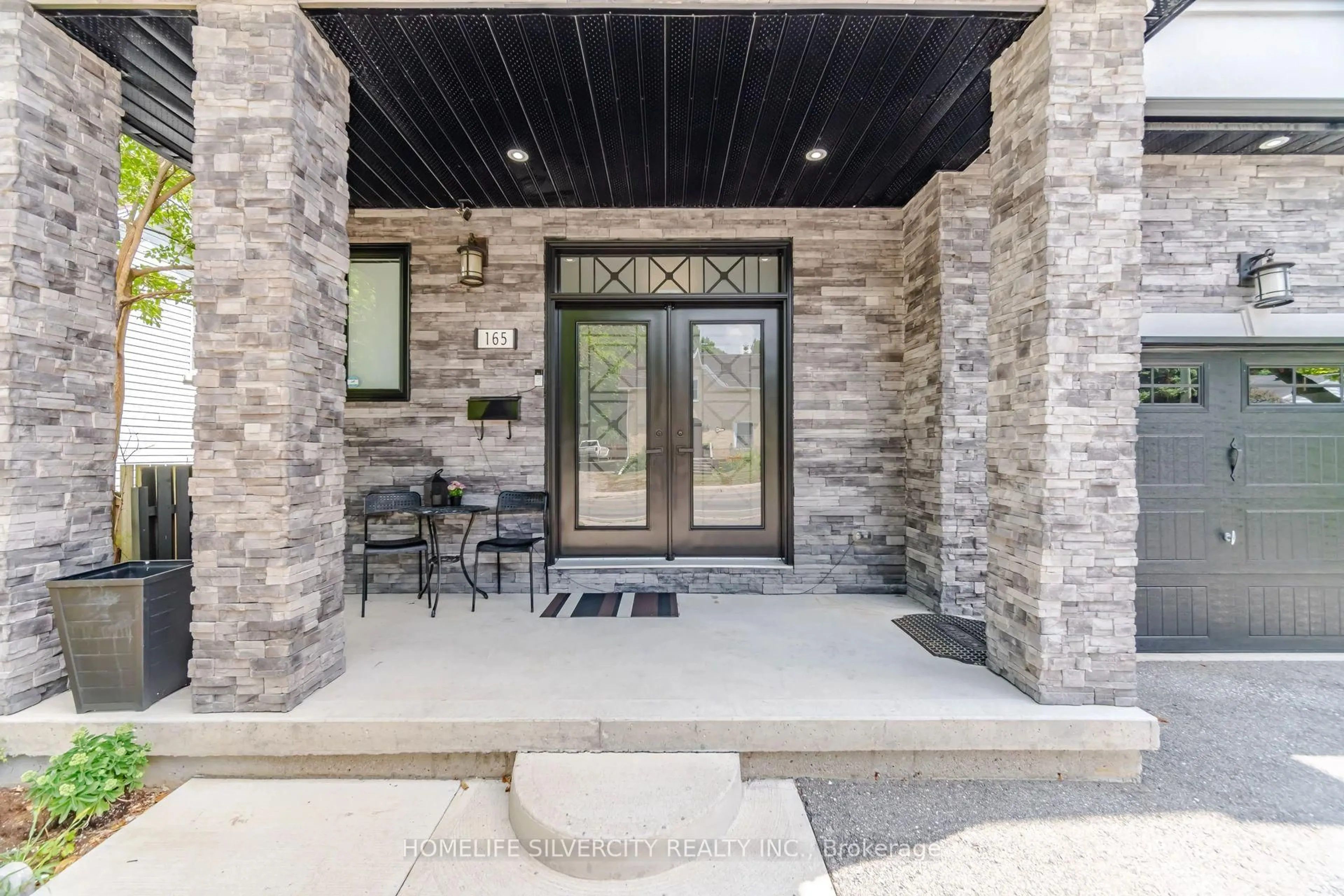 Indoor entryway for 165 St Andrews St, Cambridge Ontario N1S 1N2