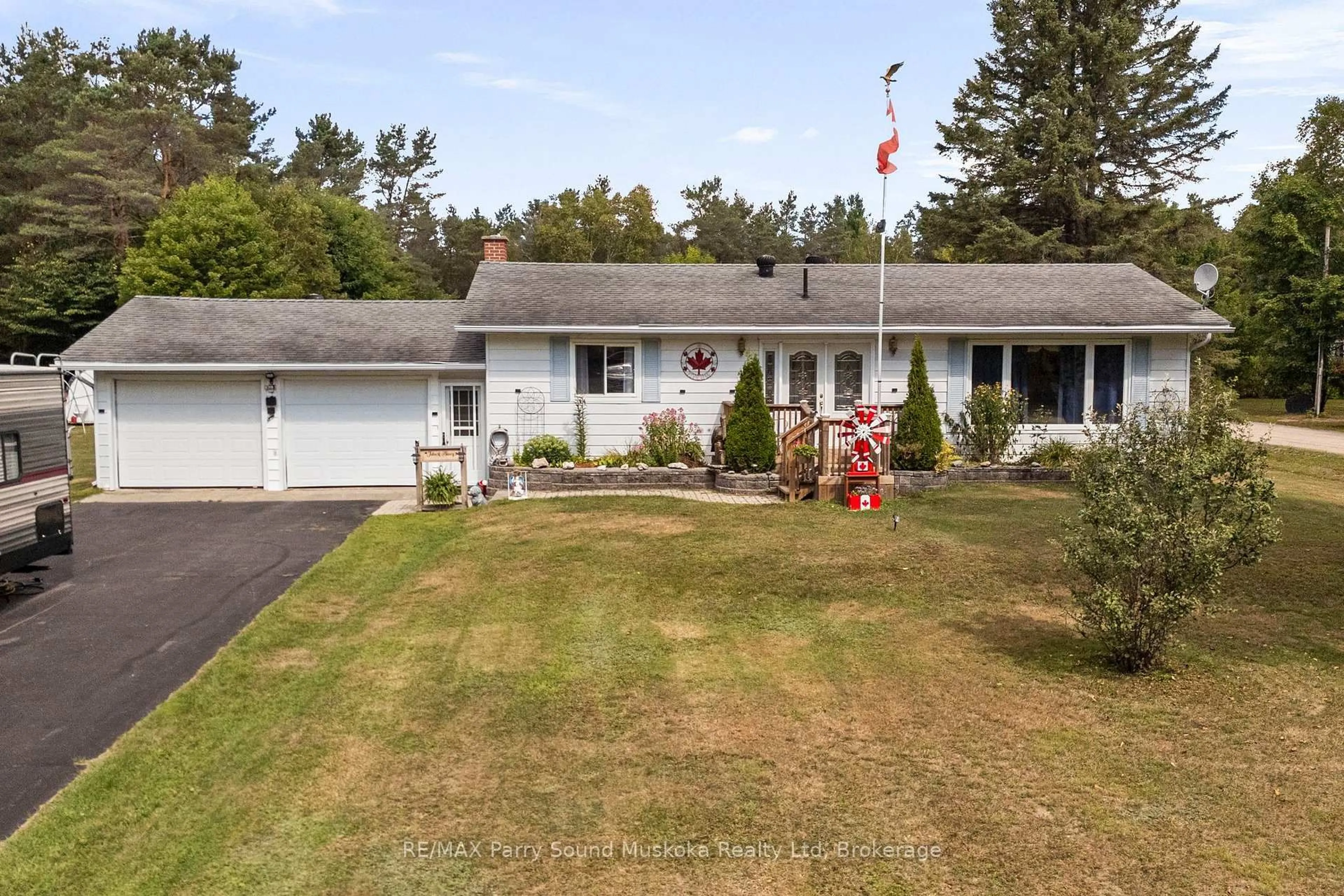 A pic from outside/outdoor area/front of a property/back of a property/a pic from drone, unknown for 440 High St, Sundridge Ontario P0A 1Z0