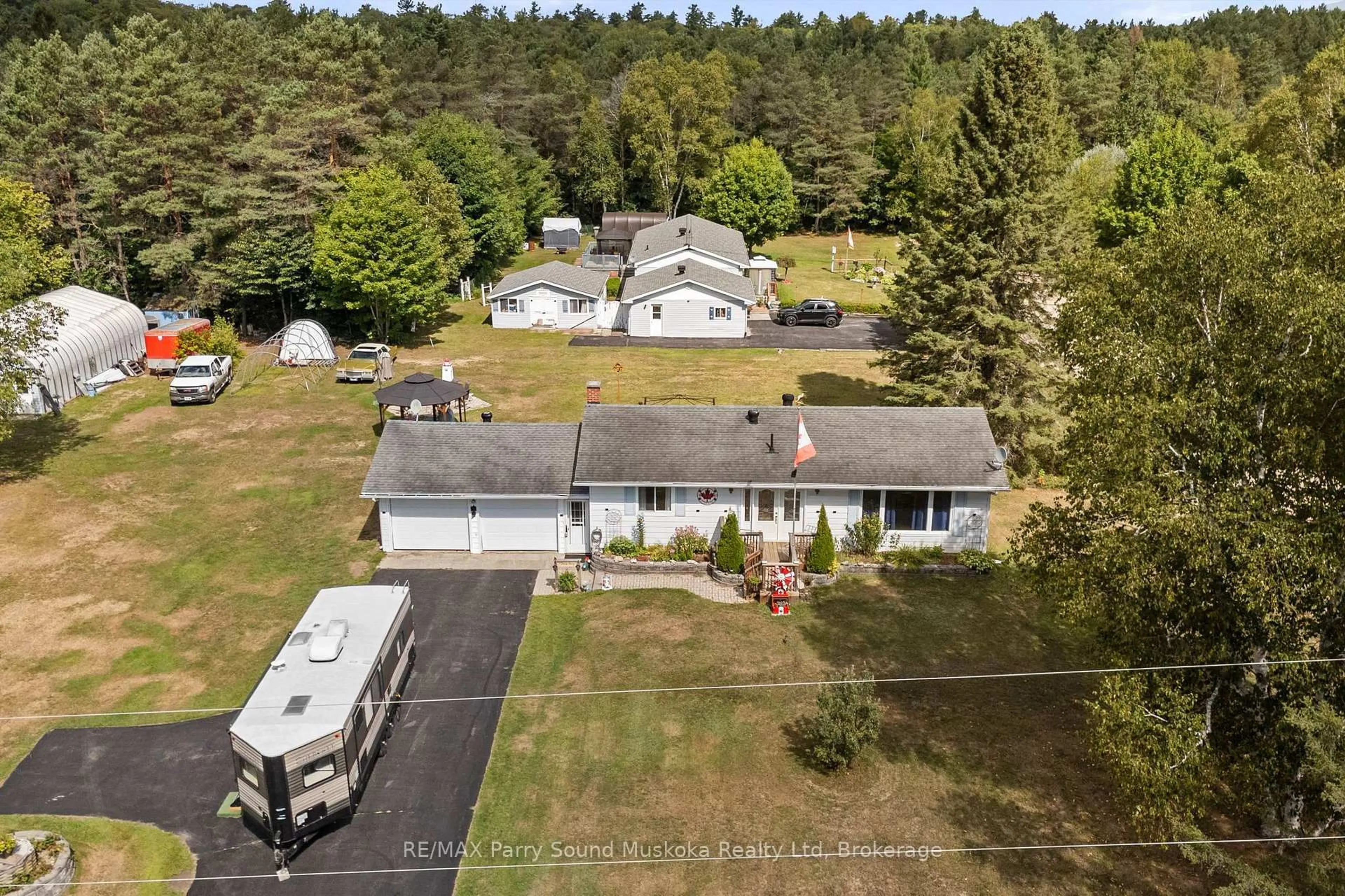 A pic from outside/outdoor area/front of a property/back of a property/a pic from drone, unknown for 440 High St, Sundridge Ontario P0A 1Z0