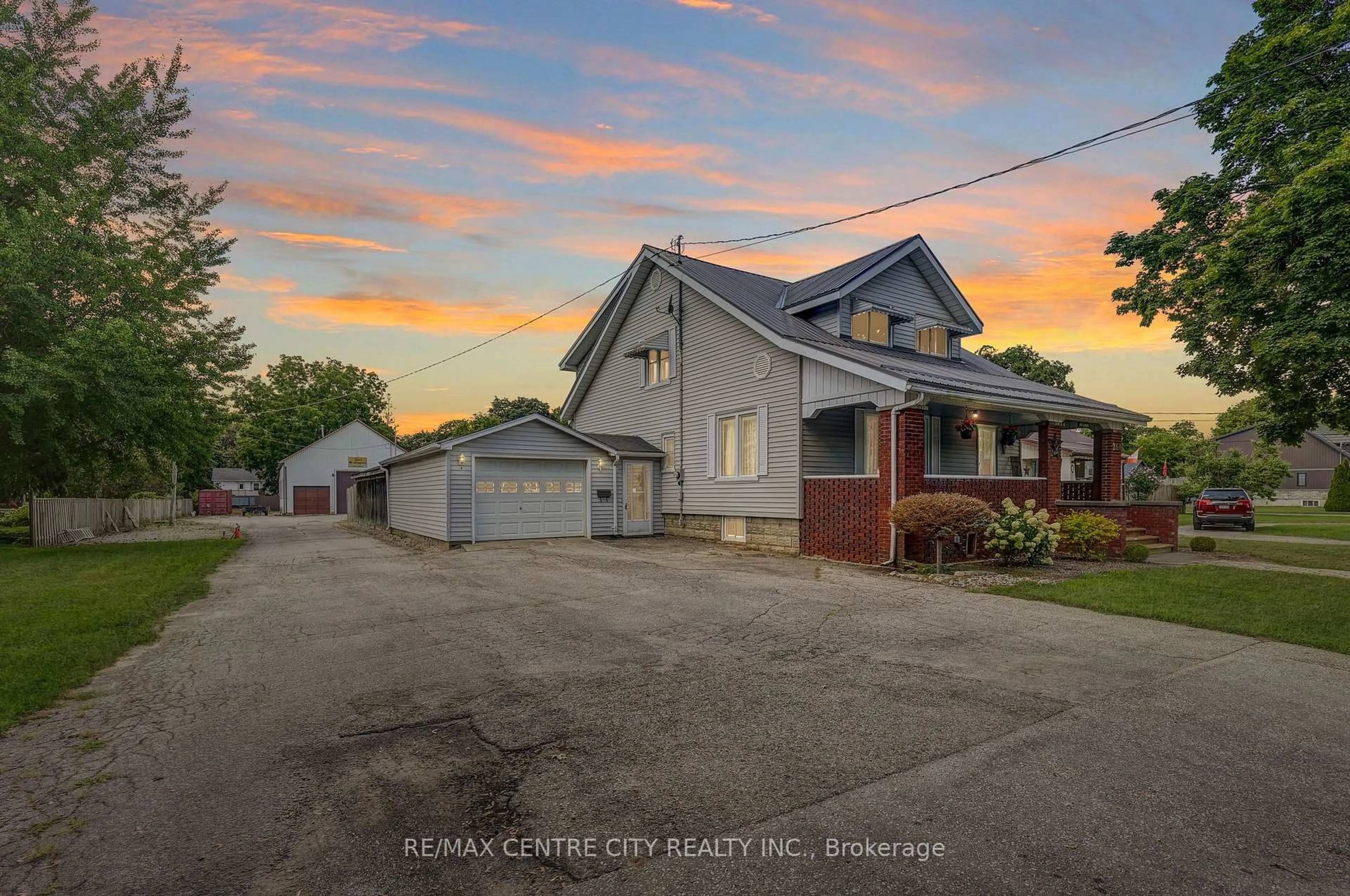 A pic from outside/outdoor area/front of a property/back of a property/a pic from drone, street for 264 John St, Aylmer Ontario N5H 2E2