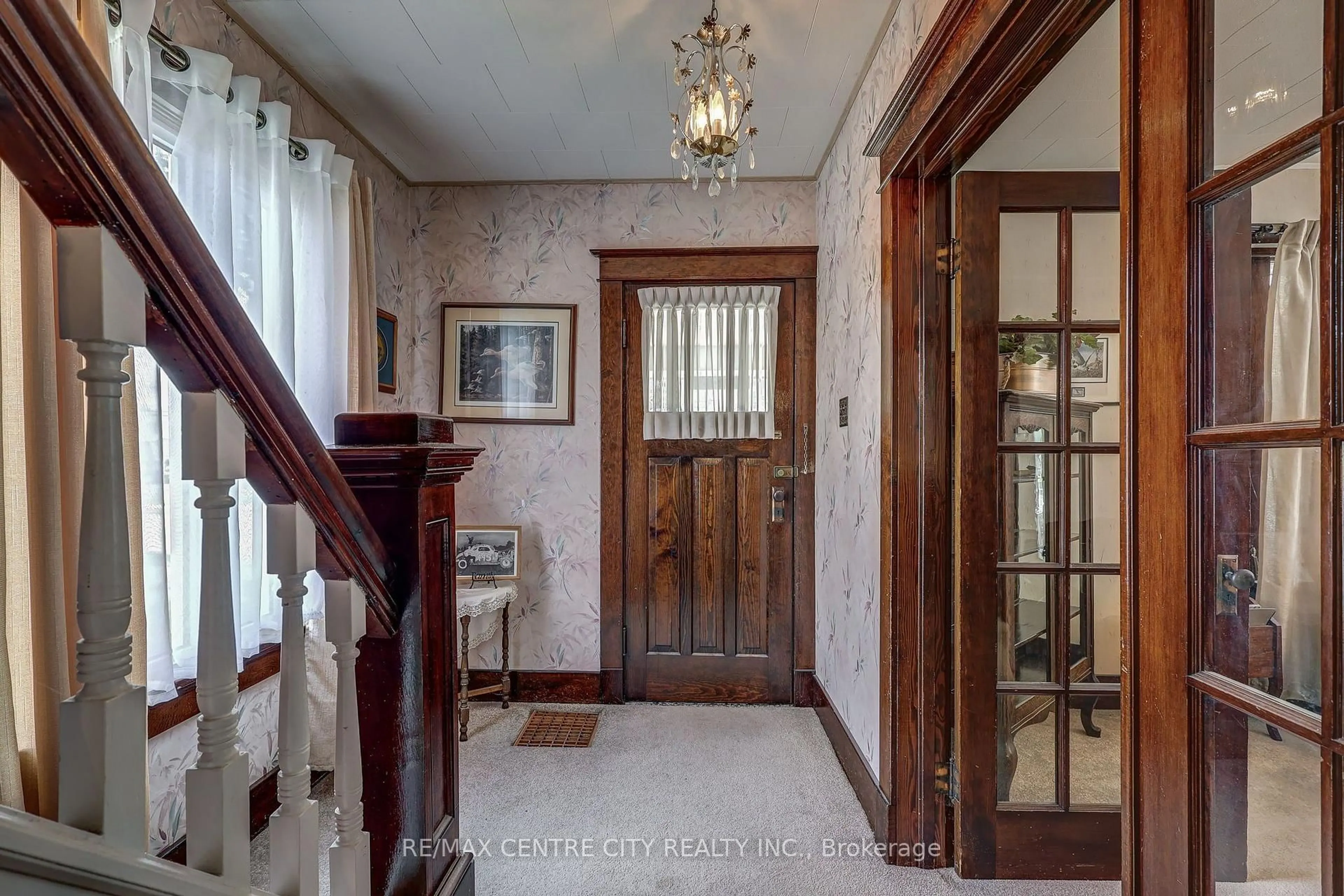 Indoor foyer for 264 John St, Aylmer Ontario N5H 2E2