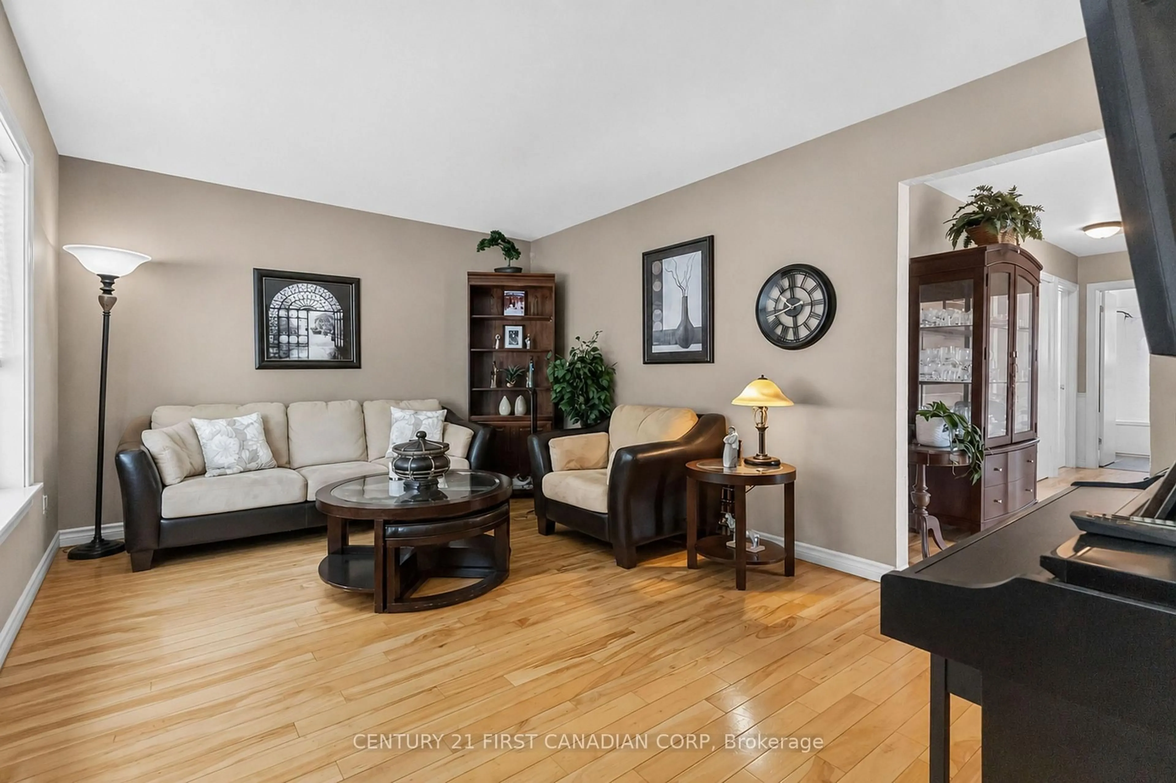 Living room with furniture, wood/laminate floor for 138 Harding Cres, London South Ontario N6E 1G3