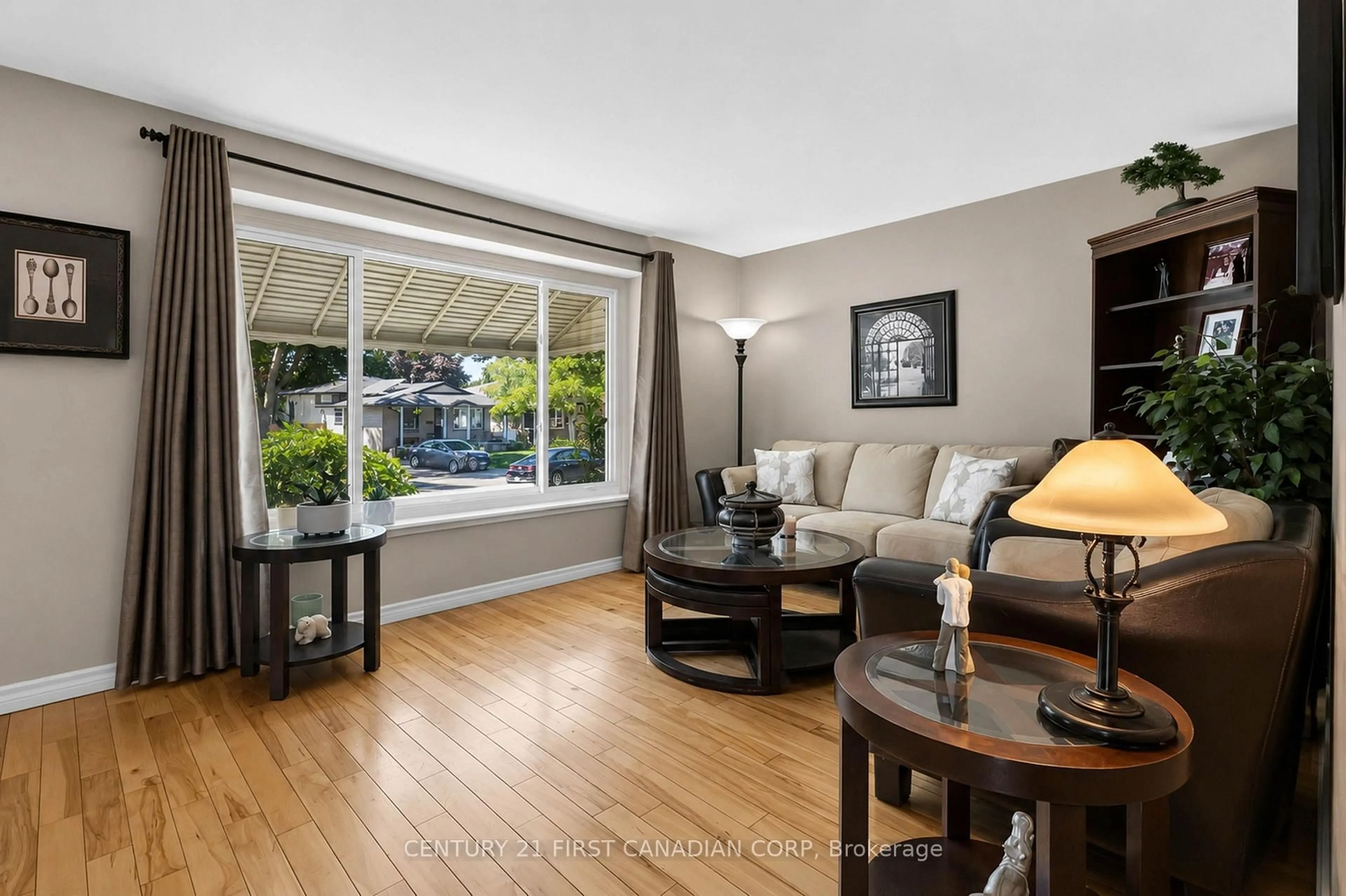 Living room with furniture, wood/laminate floor for 138 Harding Cres, London South Ontario N6E 1G3