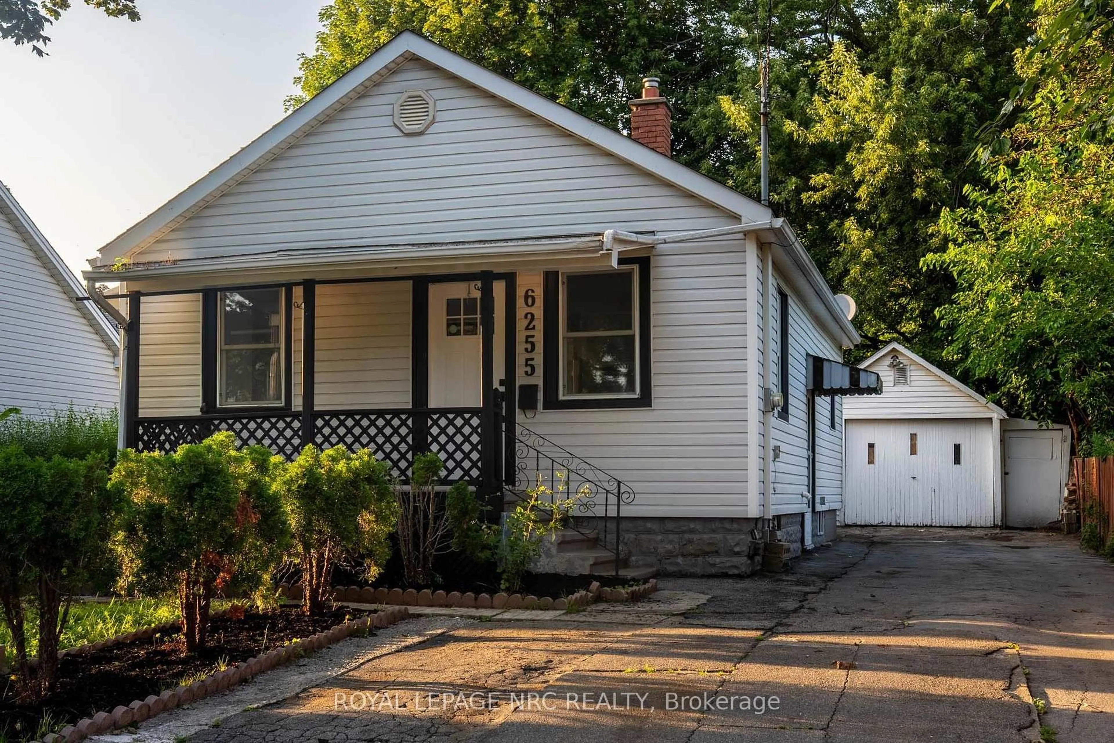 Home with vinyl exterior material, street for 6255 Culp St, Niagara Falls Ontario L2G 2C2