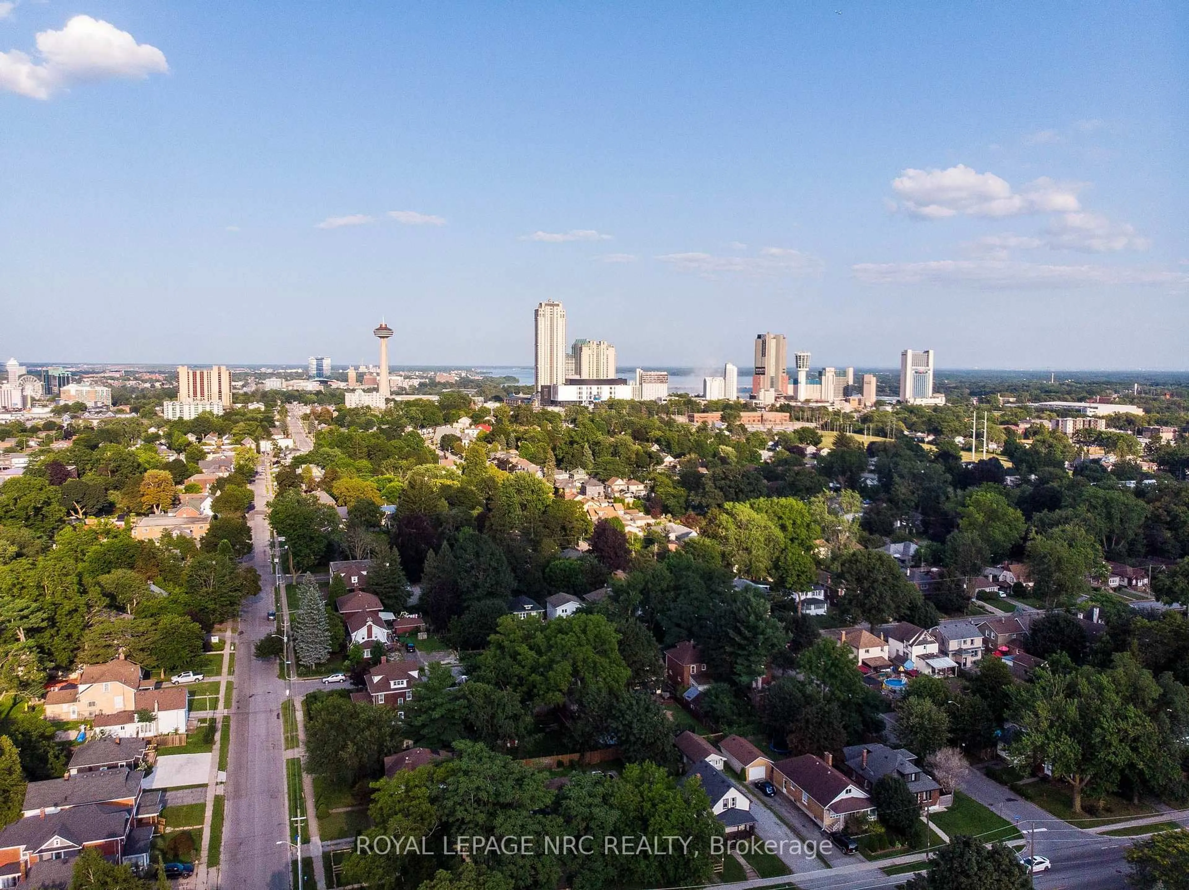 A pic from outside/outdoor area/front of a property/back of a property/a pic from drone, city buildings view from balcony for 6255 Culp St, Niagara Falls Ontario L2G 2C2