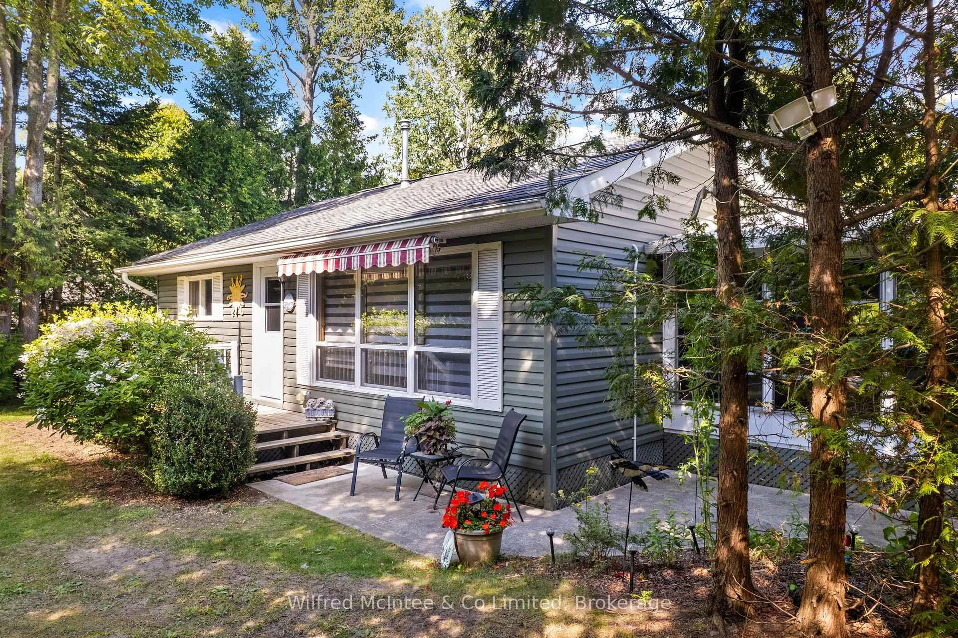 Home with vinyl exterior material, unknown for 32 MOHAWK Dr, Native Leased Lands Ontario N0H 2L0