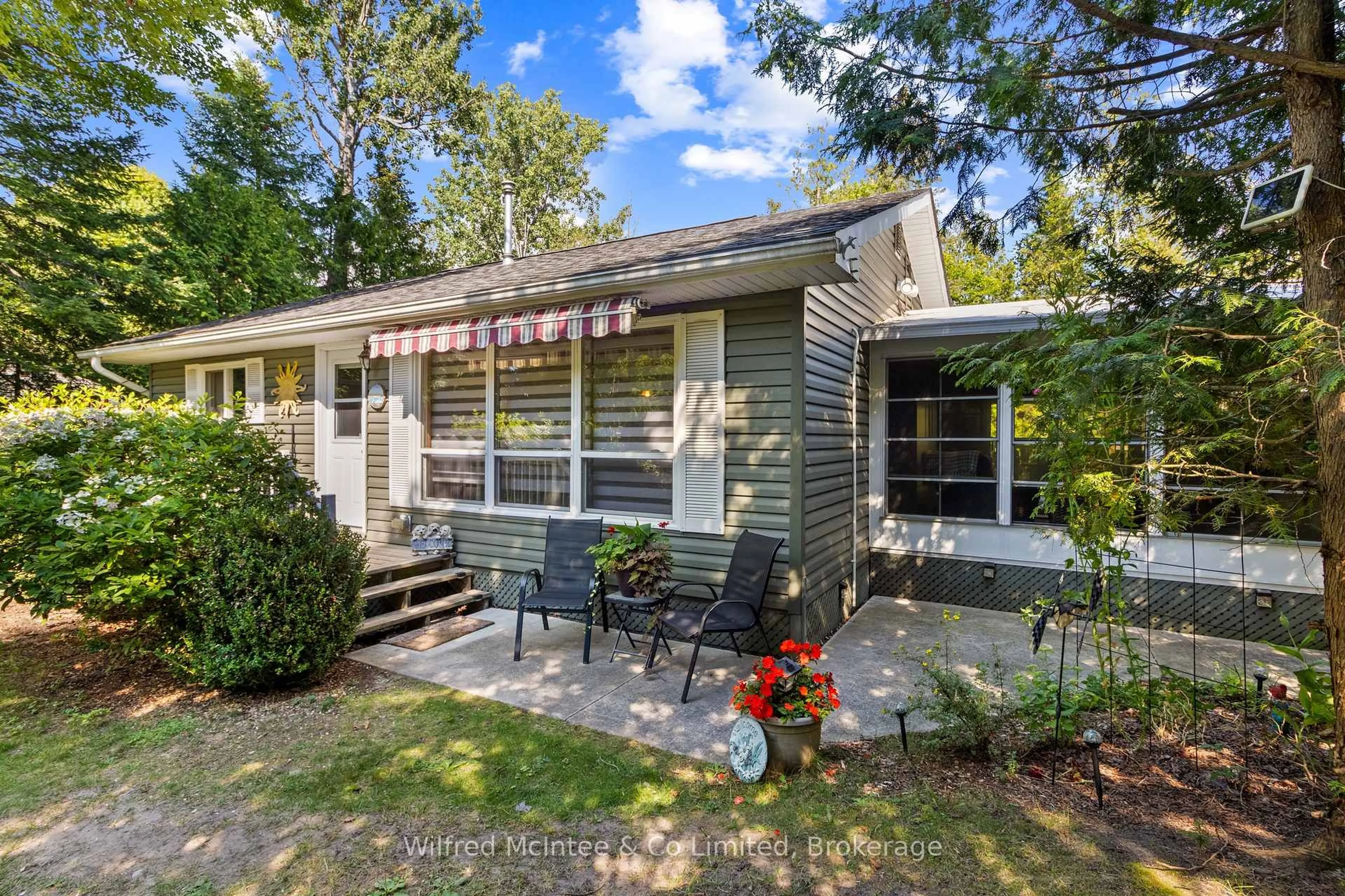 Home with vinyl exterior material, street for 32 MOHAWK Dr, Native Leased Lands Ontario N0H 2L0