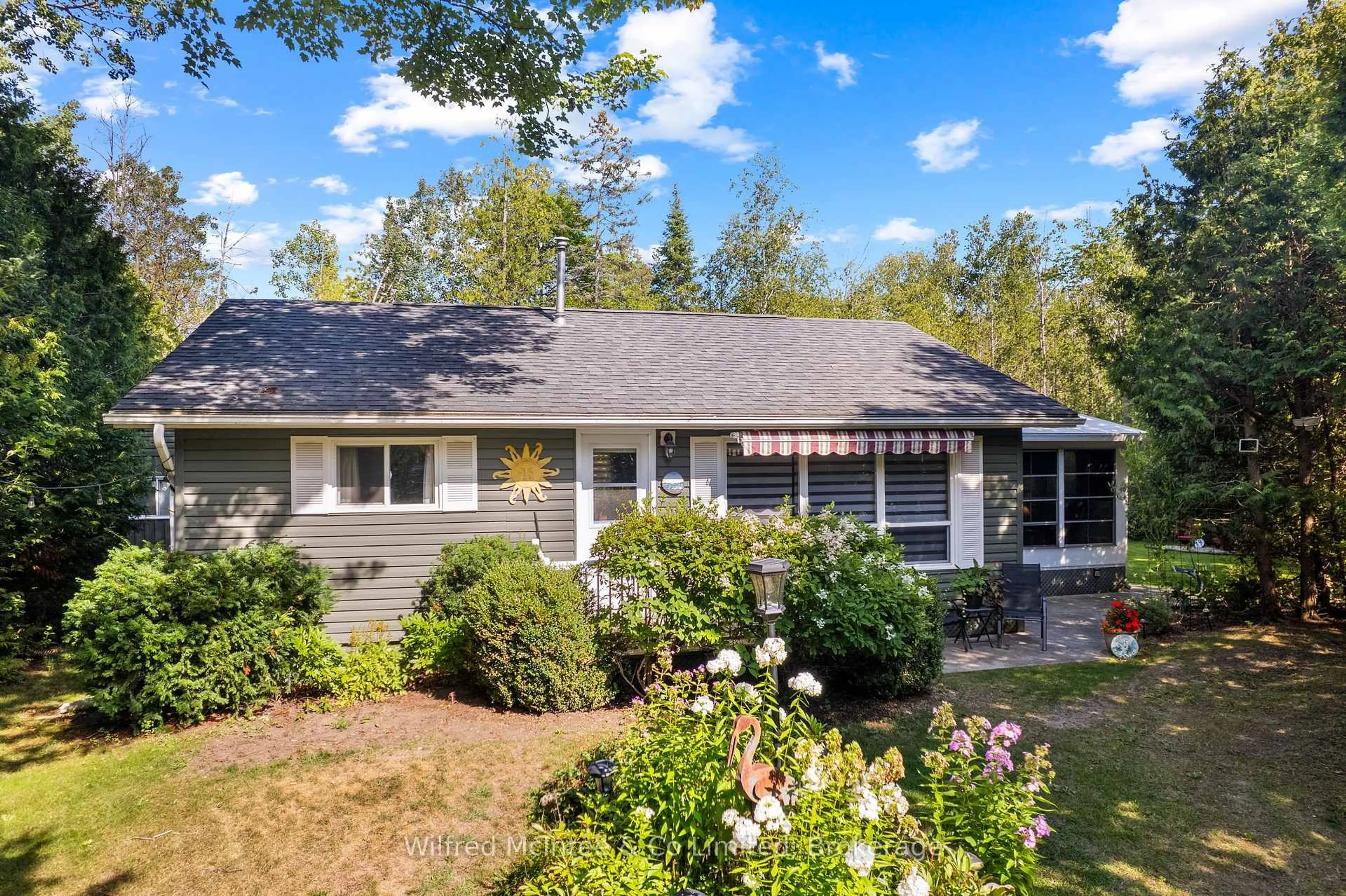 Home with vinyl exterior material, street for 32 MOHAWK Dr, Native Leased Lands Ontario N0H 2L0