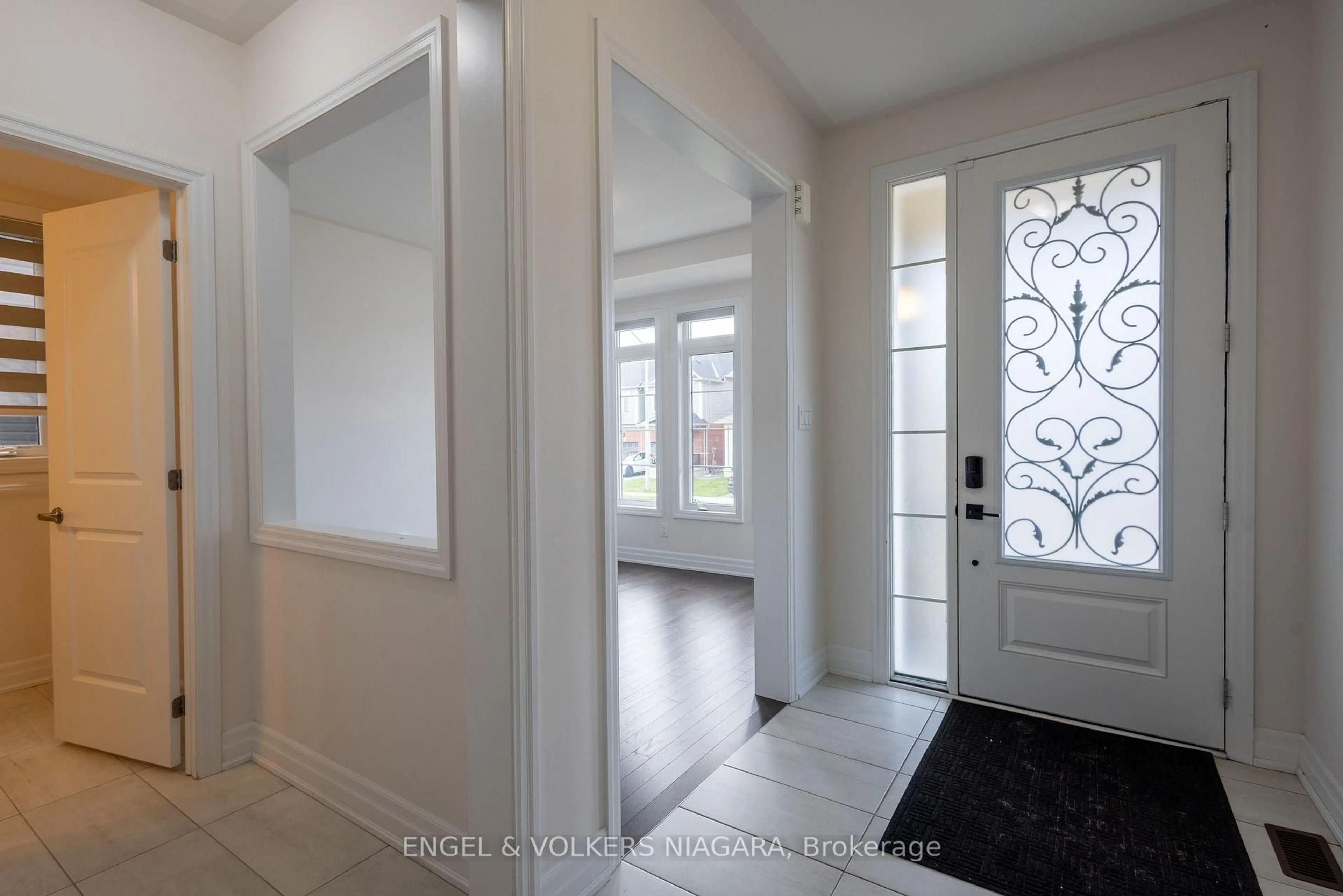 Indoor entryway for 9218 White Oak Ave, Niagara Falls Ontario L2G 0E9