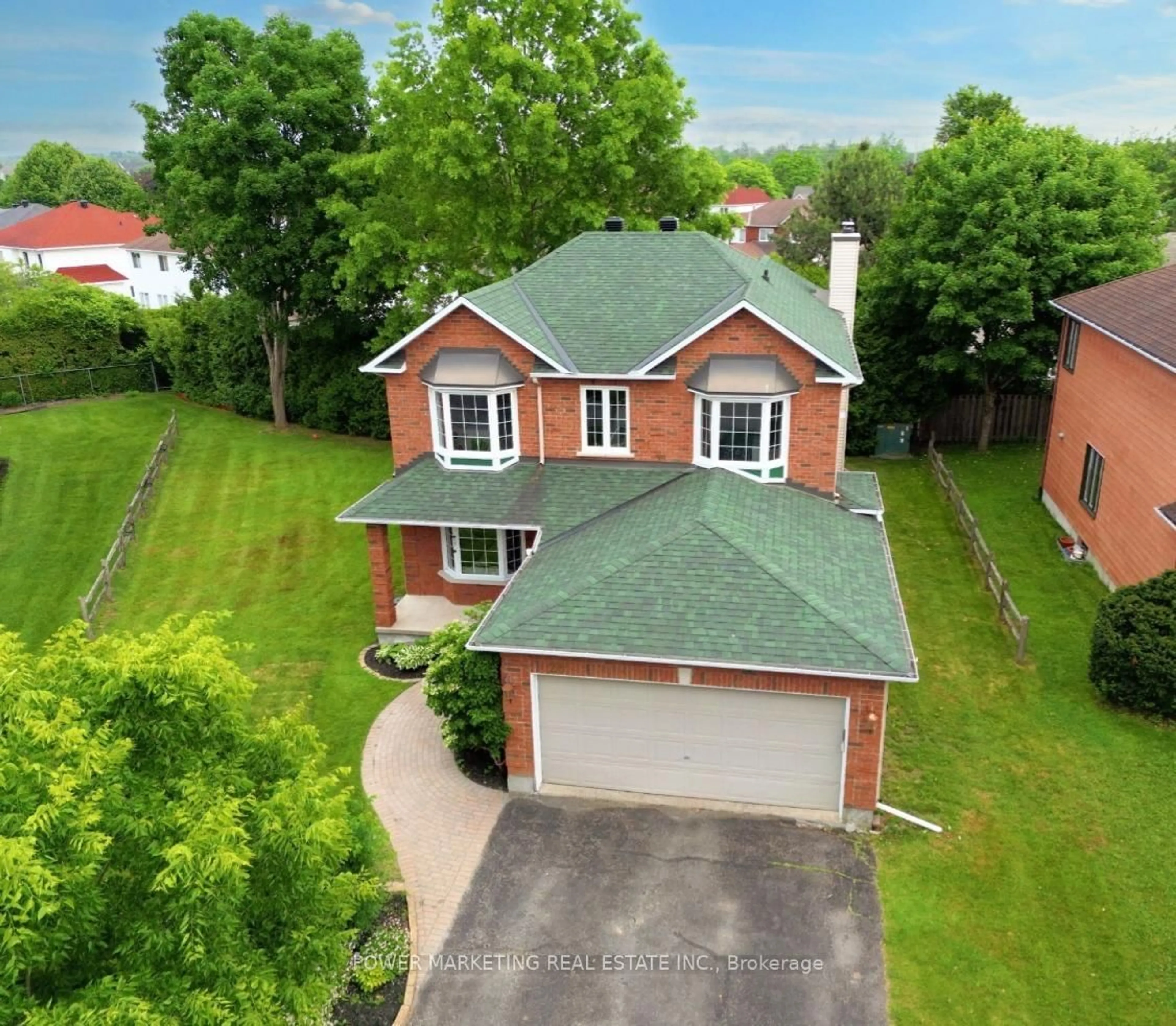 A pic from outside/outdoor area/front of a property/back of a property/a pic from drone, street for 29 TAJ Crt, Ottawa Ontario K1G 5K7
