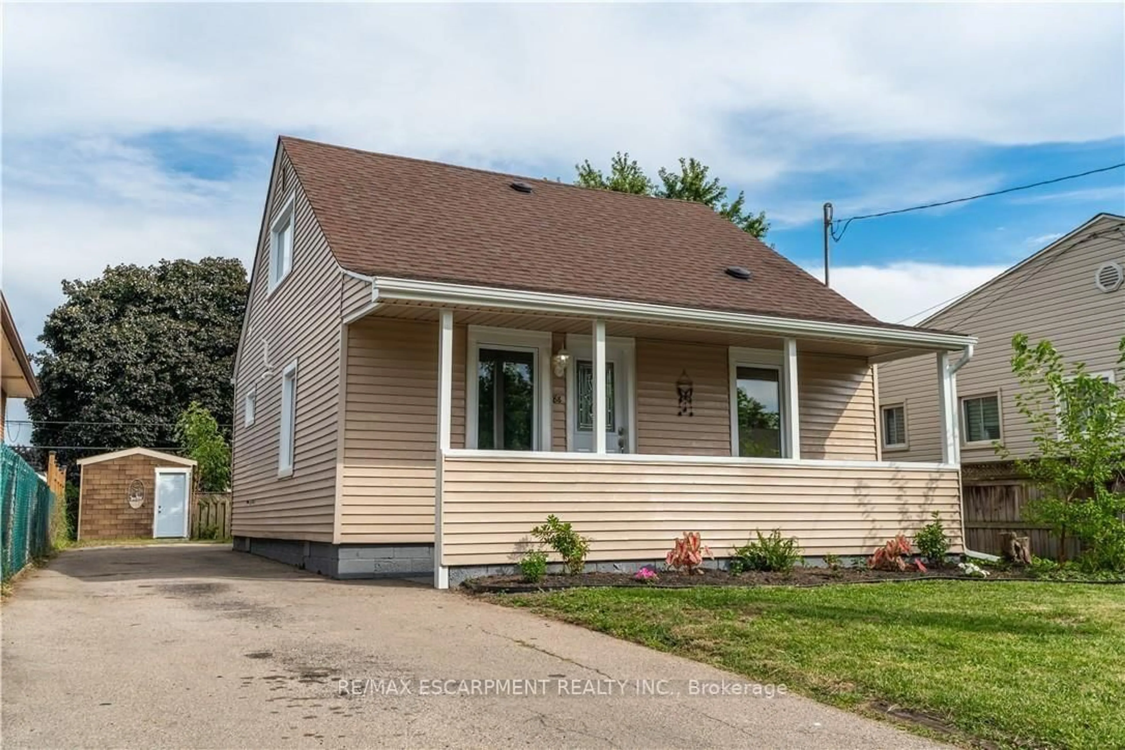 Home with vinyl exterior material, street for 88 Ivon Ave, Hamilton Ontario L8H 5S6
