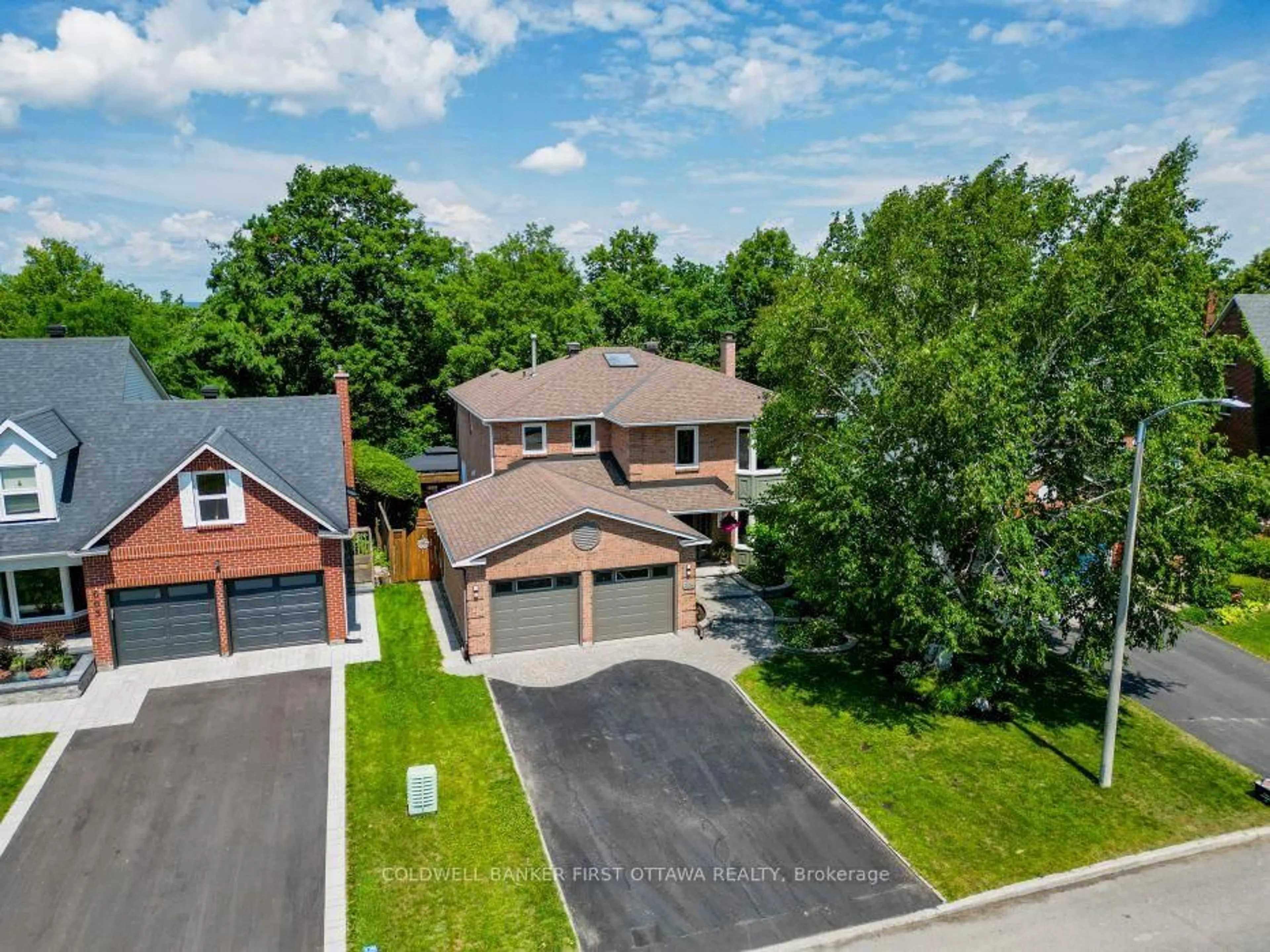 A pic from outside/outdoor area/front of a property/back of a property/a pic from drone, street for 605 Brookridge Cres, Orleans Ontario K4A 1Z6