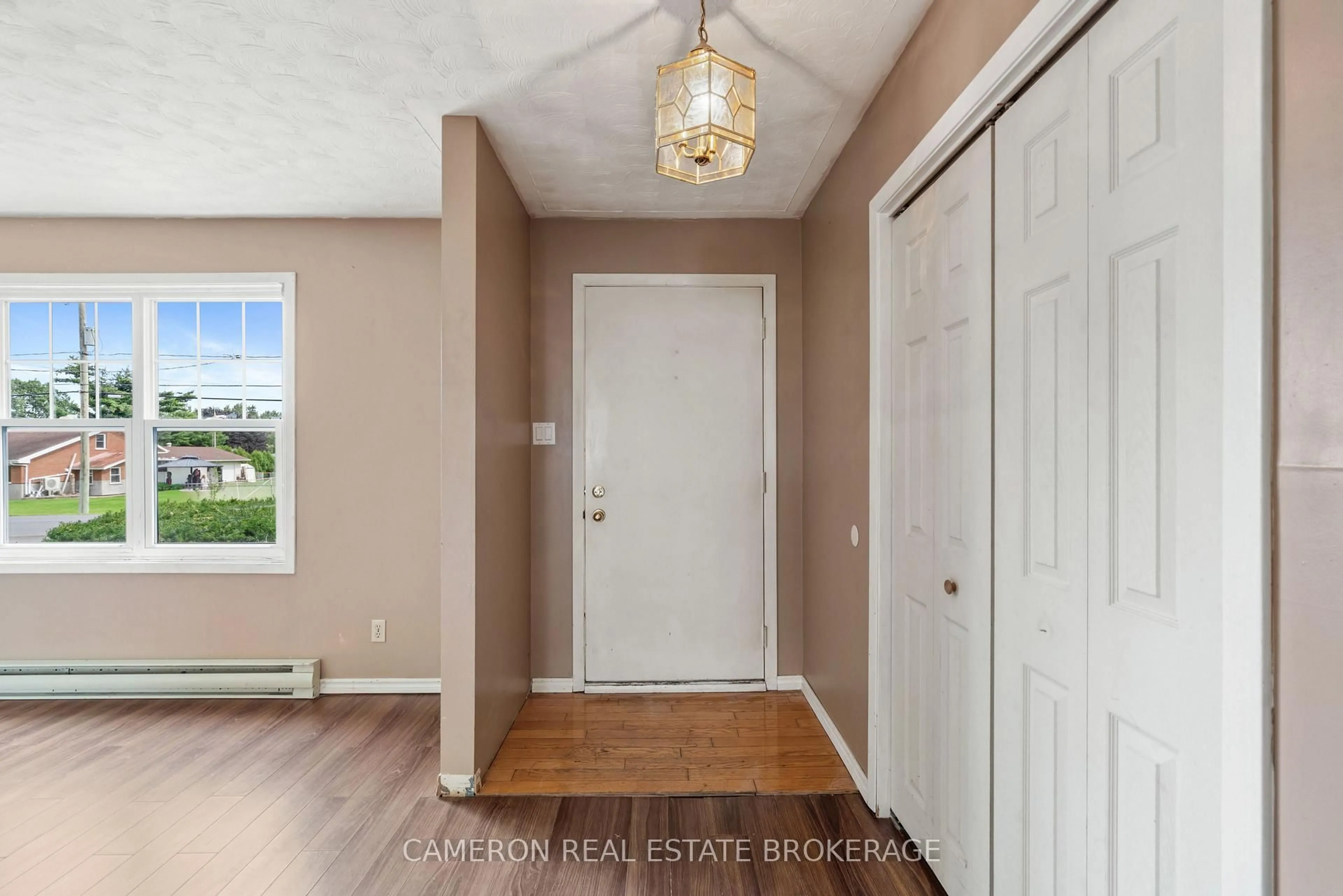 Indoor entryway for 1706 Alguire St, Cornwall Ontario K6J 3N2