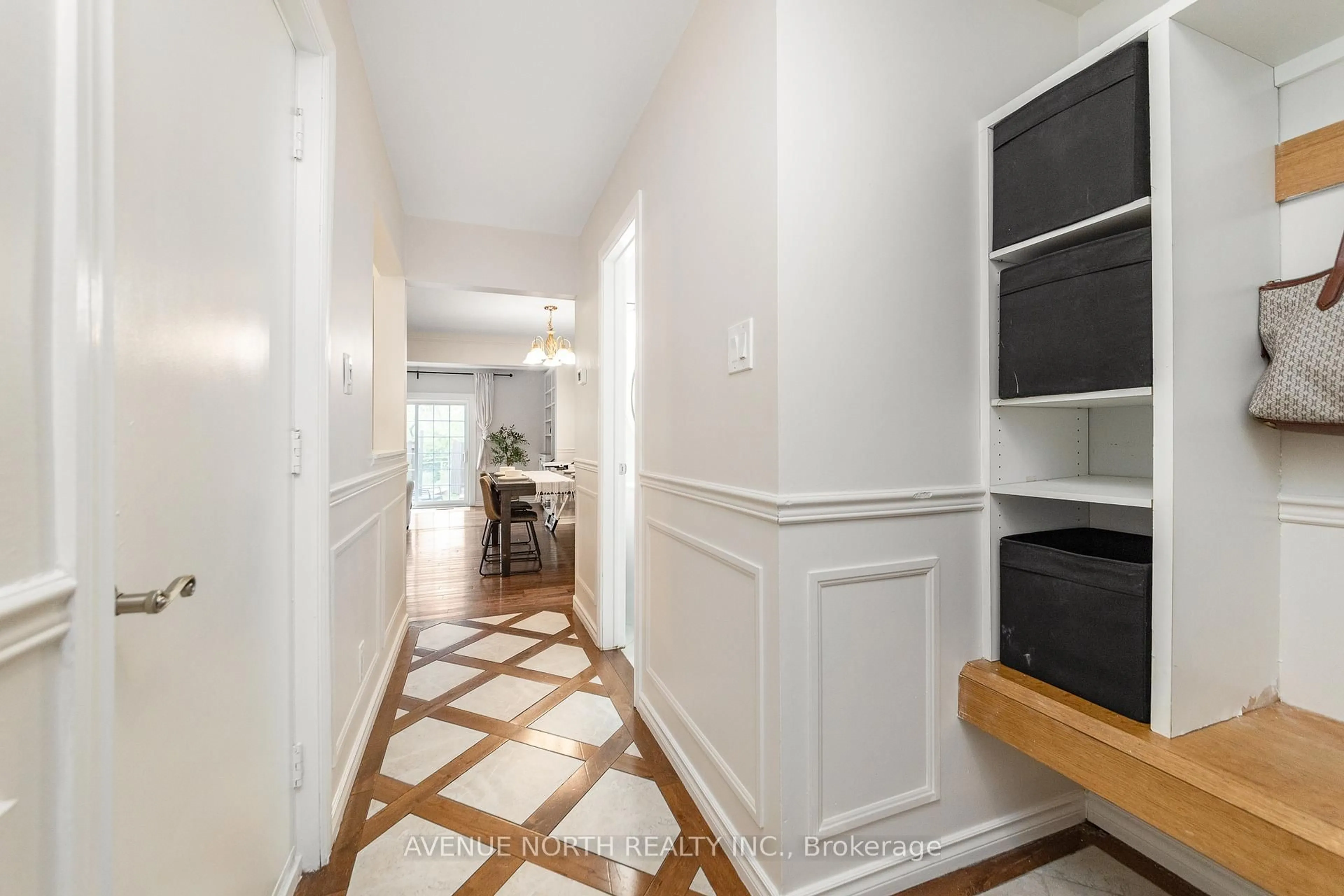 Indoor entryway for 1103 Millwood Crt, Orleans Ontario K1C 3E9