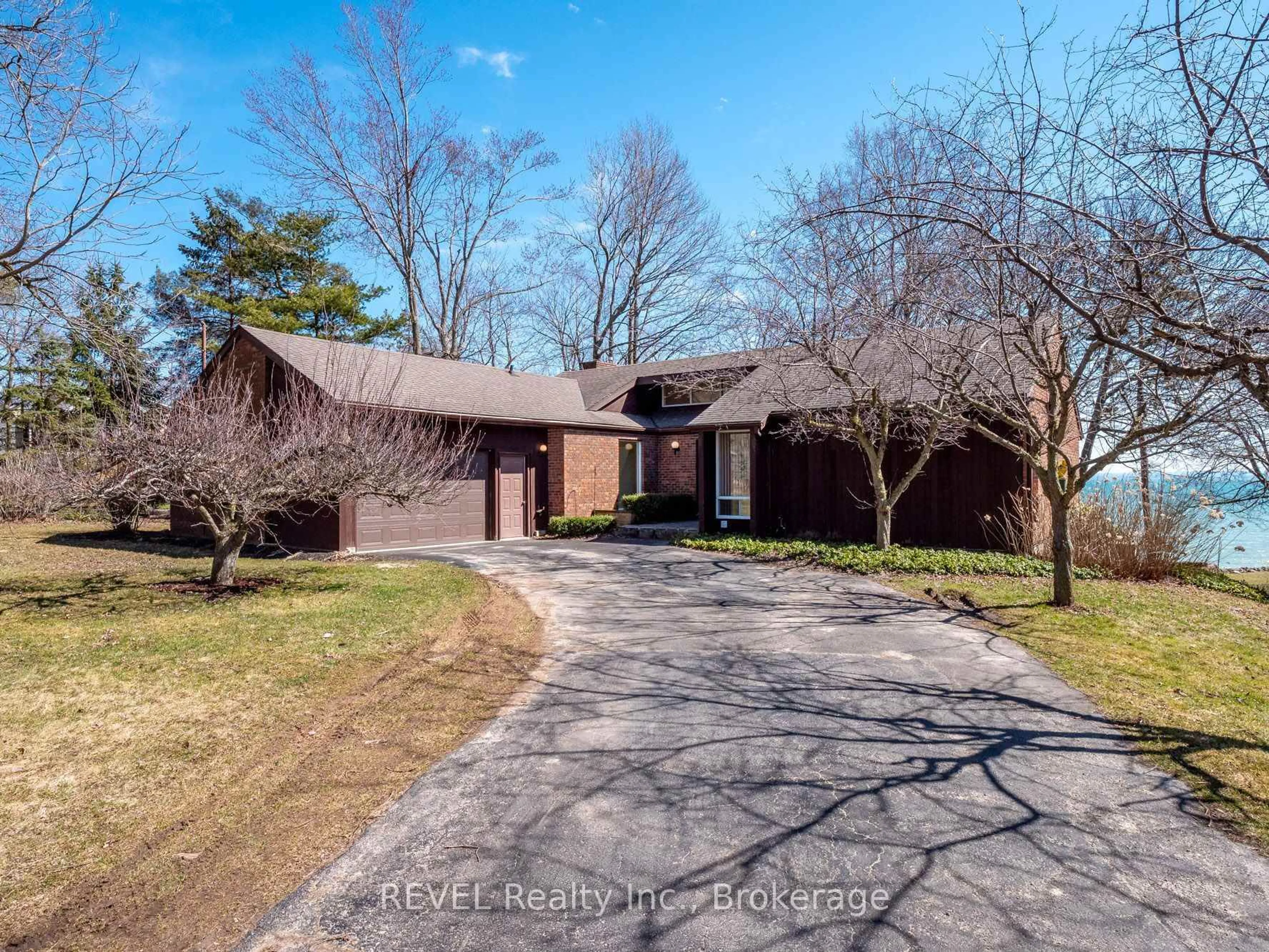 A pic from outside/outdoor area/front of a property/back of a property/a pic from drone, street for 254 Prospect Point Rd, Fort Erie Ontario L0S 1N0