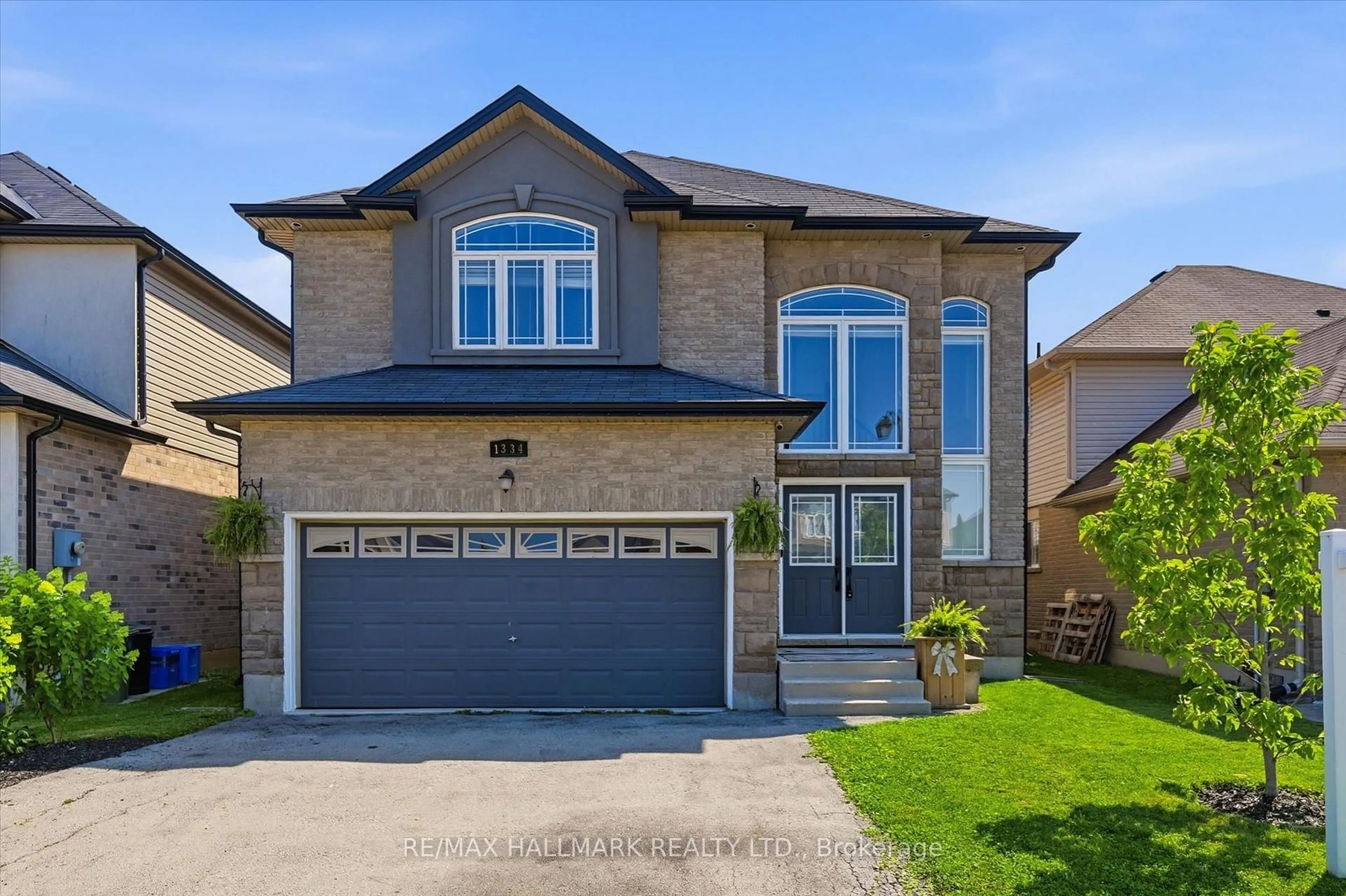 Home with brick exterior material, street for 1334 Upper Paradise Rd, Hamilton Ontario L9B 0C3