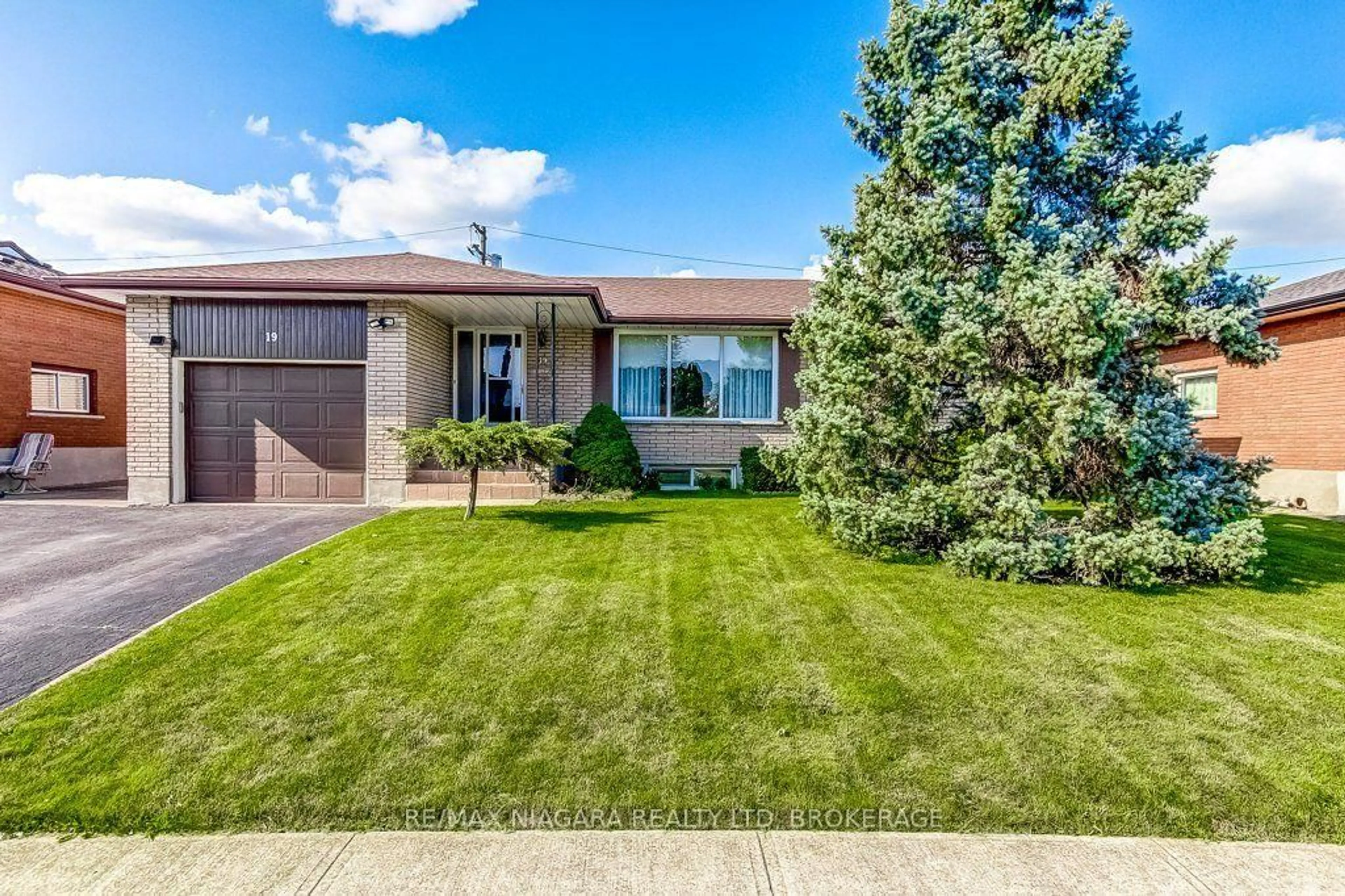 Home with vinyl exterior material, street for 19 Eastdale Cres, Welland Ontario L3B 1E6