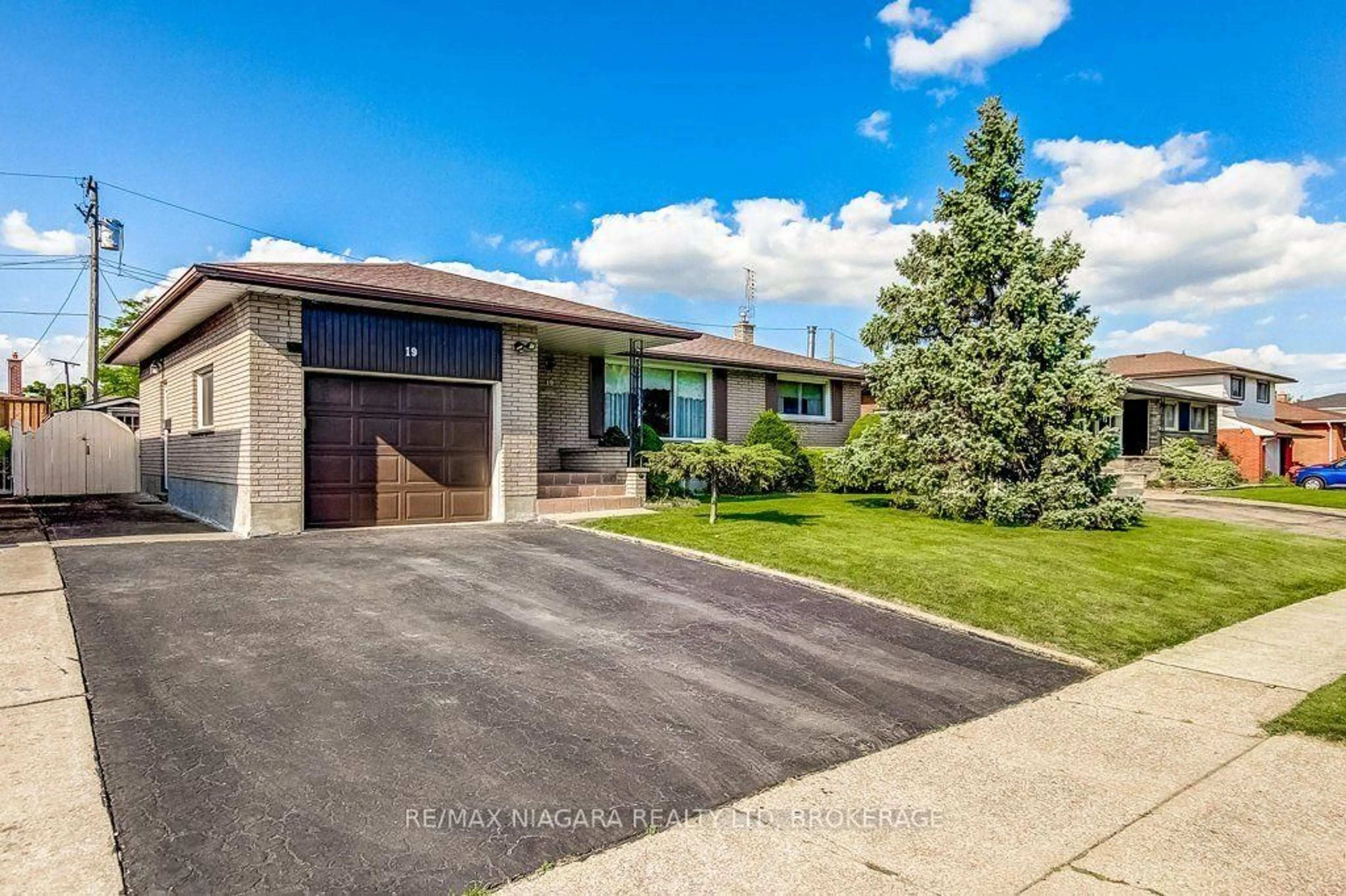 Home with brick exterior material, street for 19 Eastdale Cres, Welland Ontario L3B 1E6