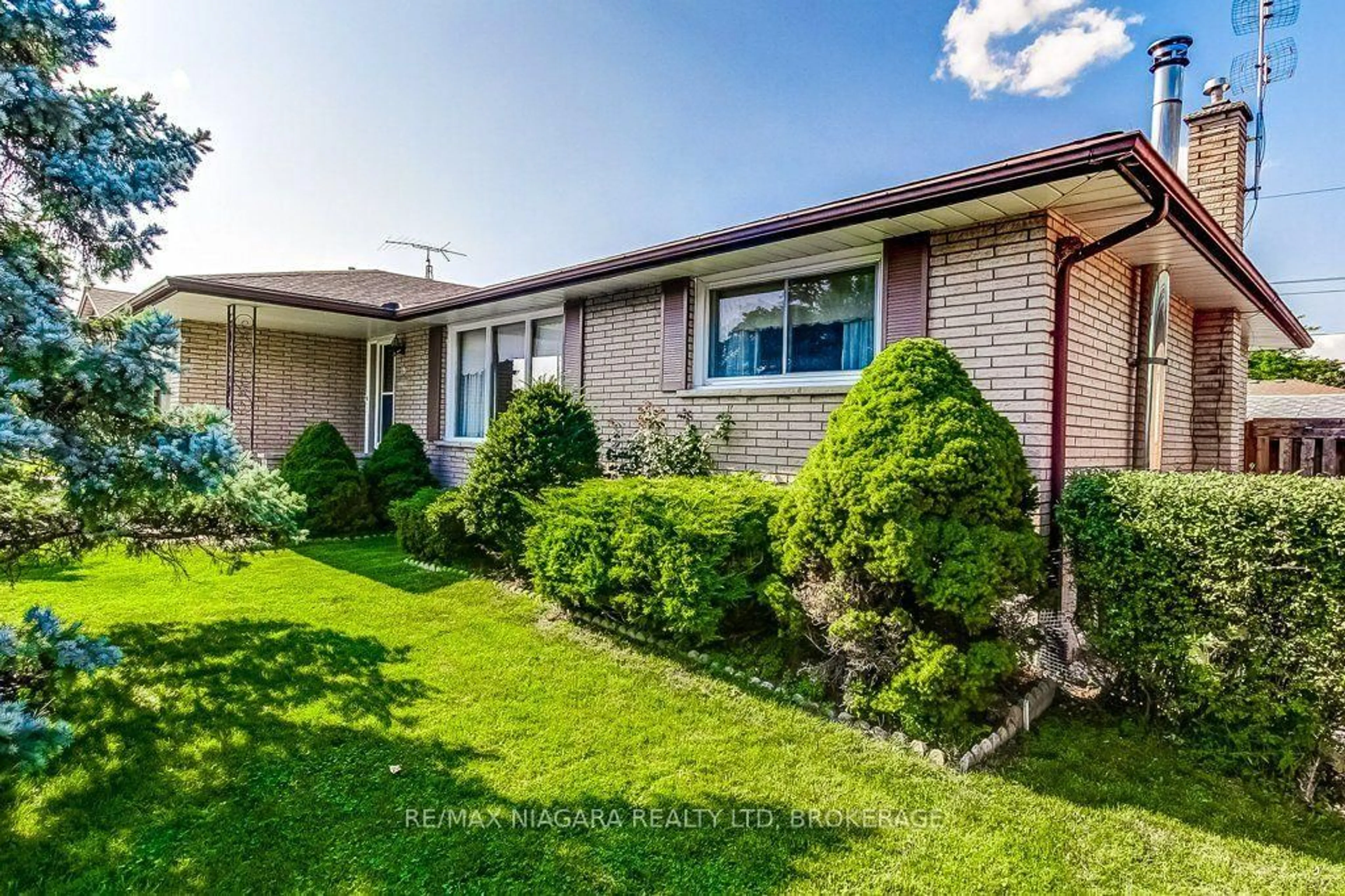 Home with brick exterior material, street for 19 Eastdale Cres, Welland Ontario L3B 1E6