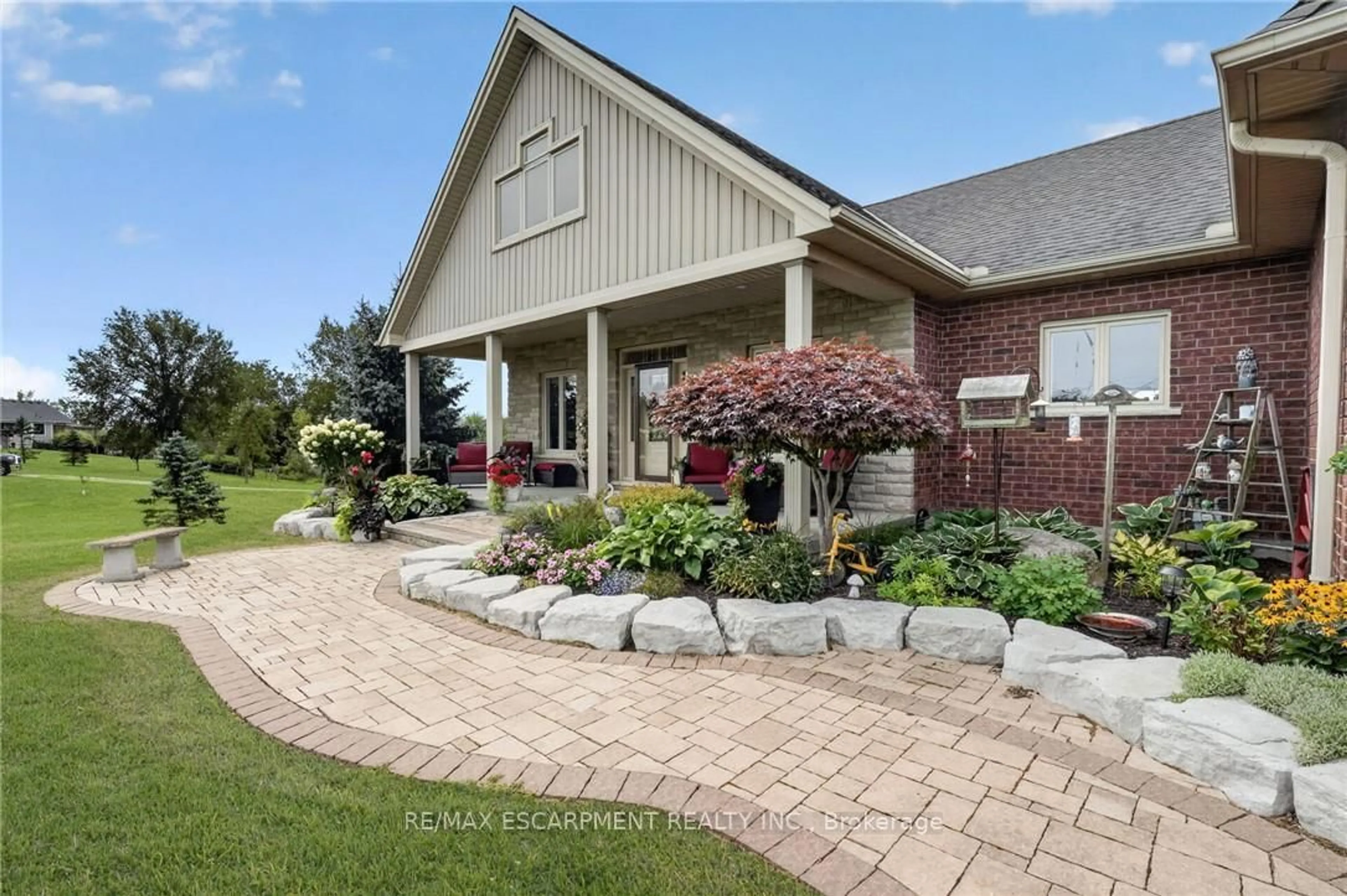 Home with brick exterior material, street for 846 Regional Road 27, West Lincoln Ontario L0R 2J0
