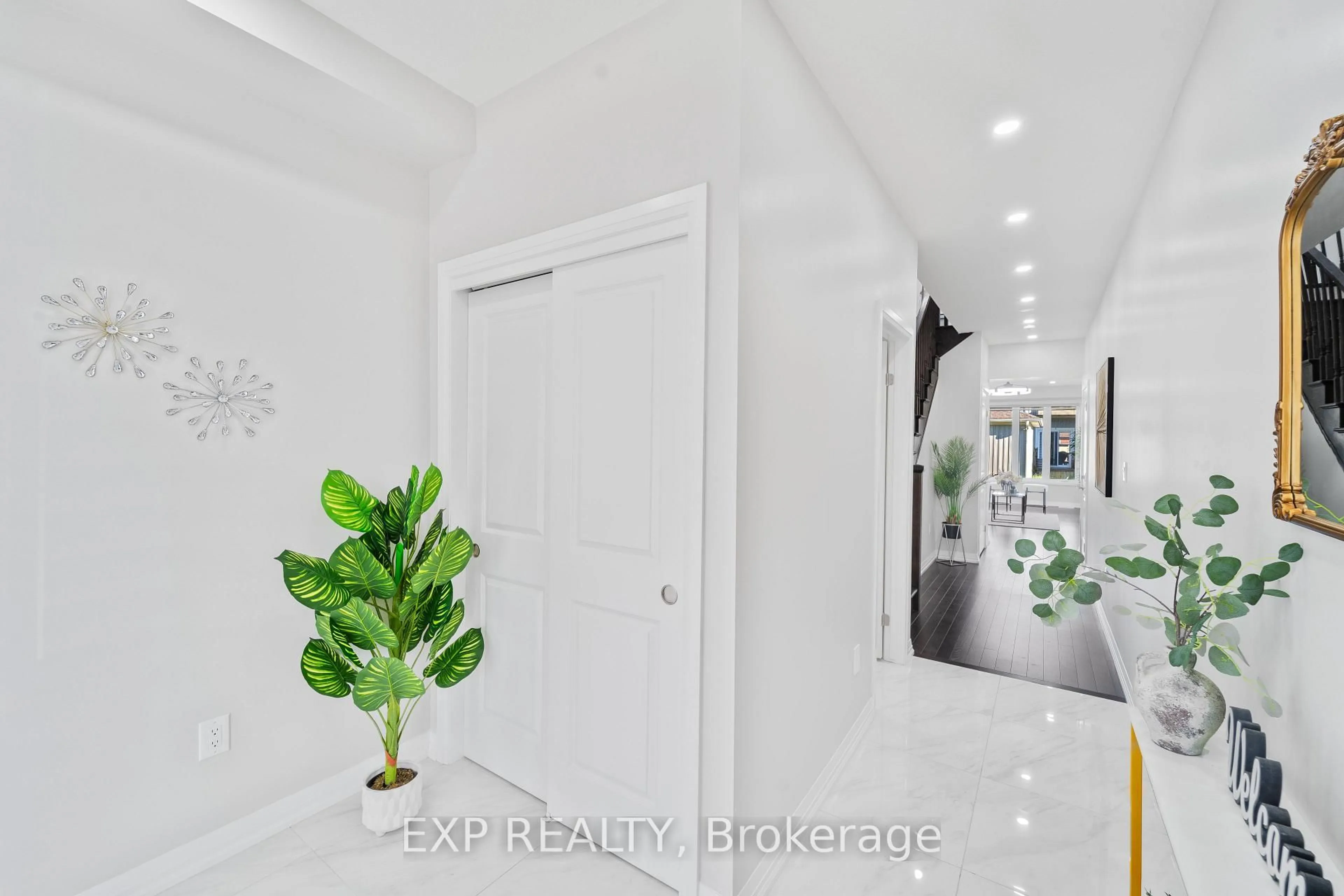 Indoor entryway for 116 Bur Oak Dr, Thorold Ontario L2V 0L8
