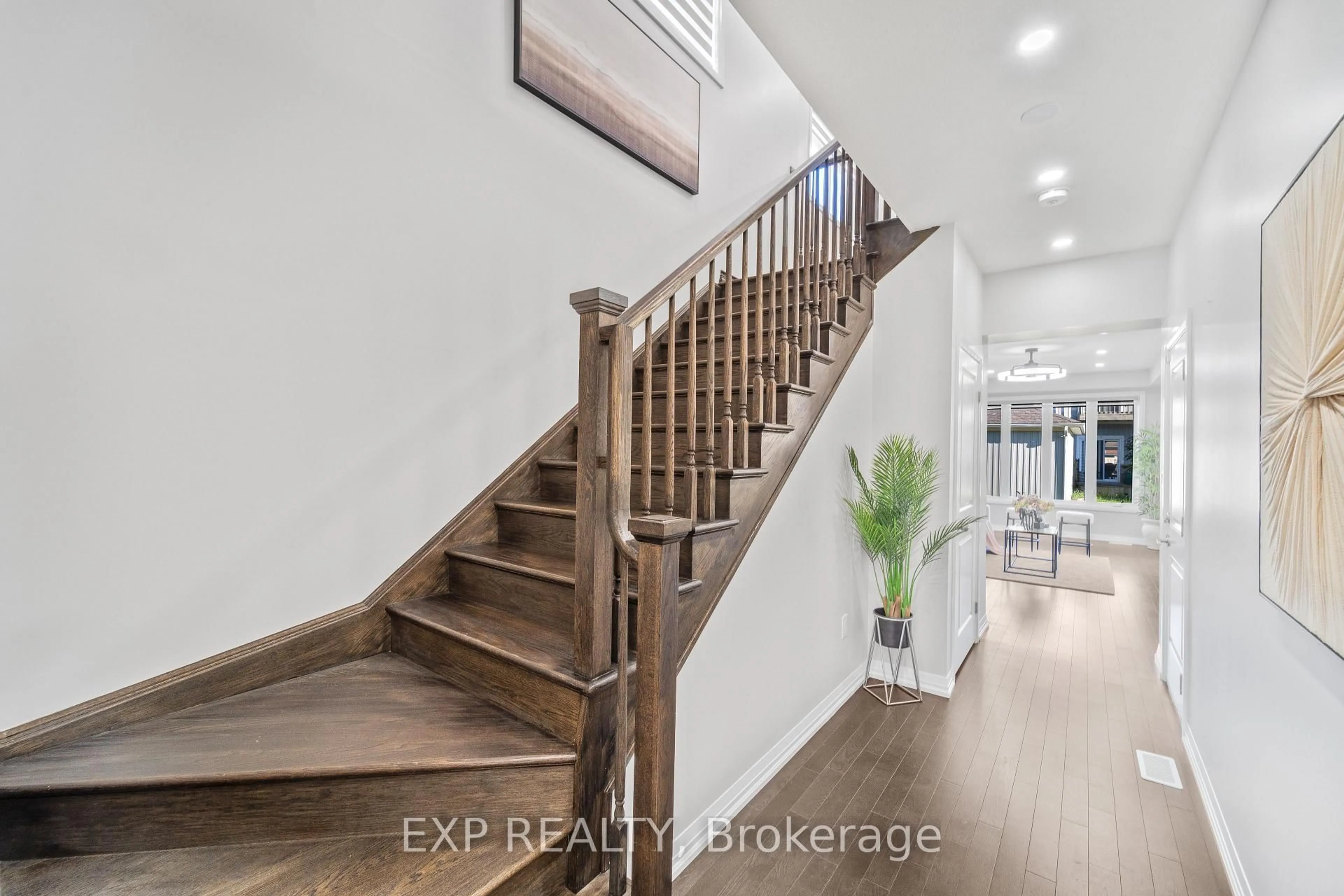 Indoor entryway for 116 Bur Oak Dr, Thorold Ontario L2V 0L8