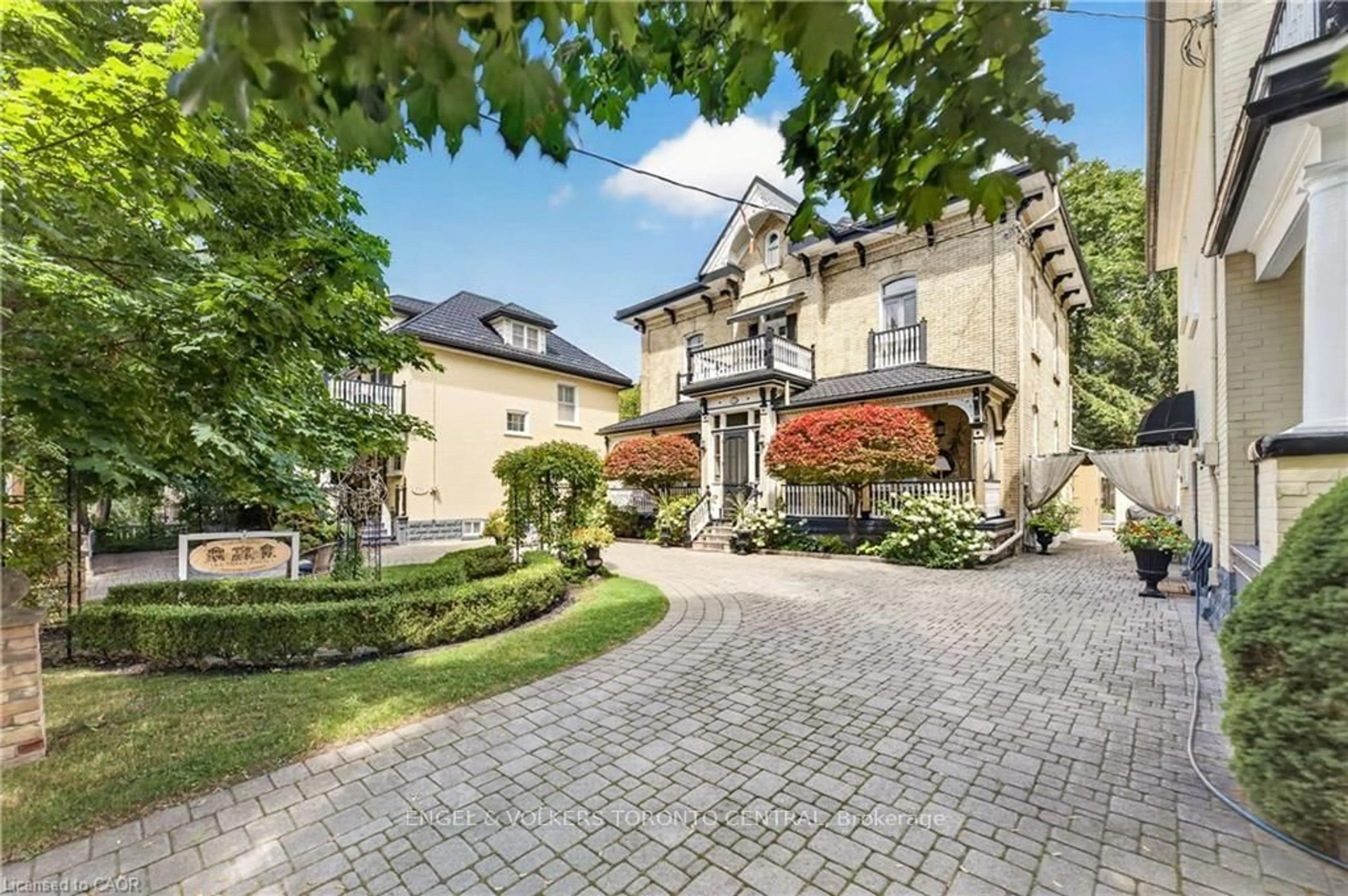 Unknown for 100 Brunswick St, Stratford Ontario N5A 3M1