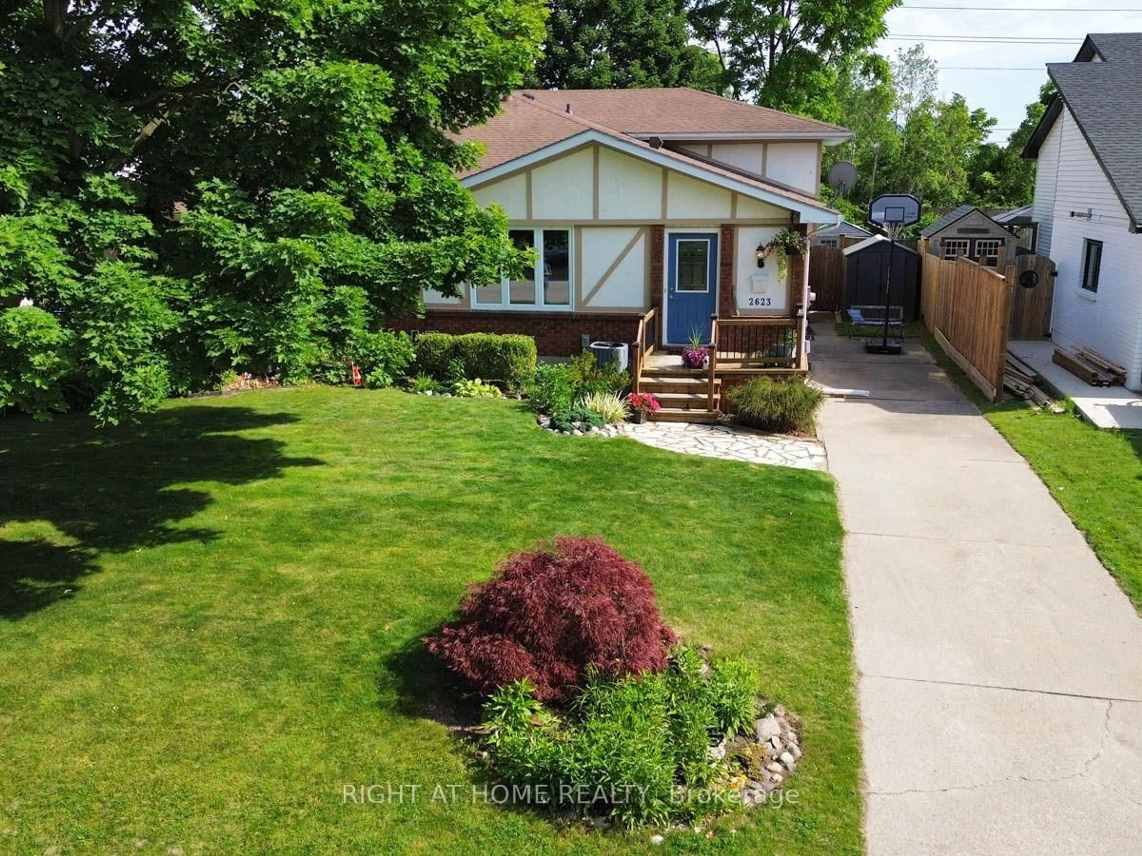 A pic from outside/outdoor area/front of a property/back of a property/a pic from drone, street for 2623 Kaymar Cres, Sarnia Ontario N0N 1C0
