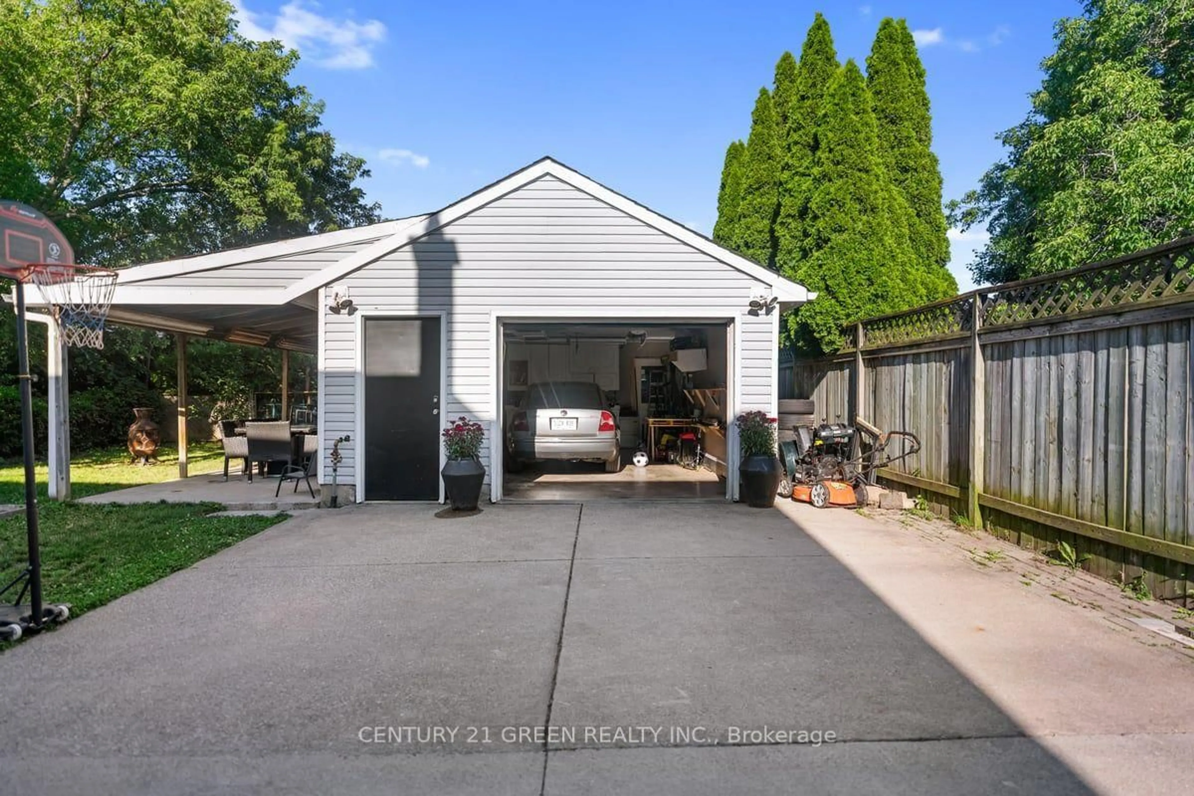 Indoor garage for 506 Niagara St St, St. Catharines Ontario L2M 3P5