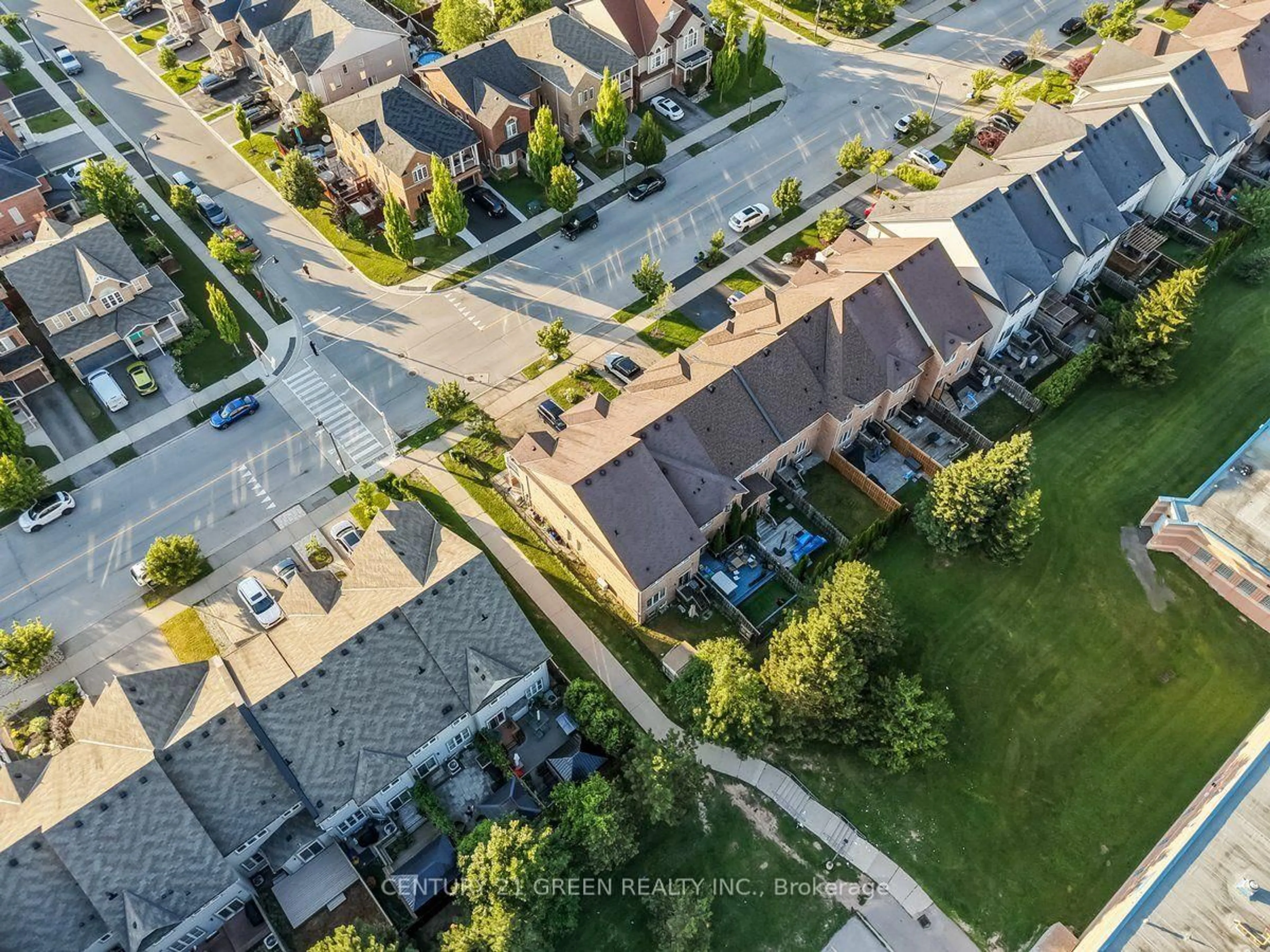 A pic from outside/outdoor area/front of a property/back of a property/a pic from drone, street for 506 Niagara St St, St. Catharines Ontario L2M 3P5
