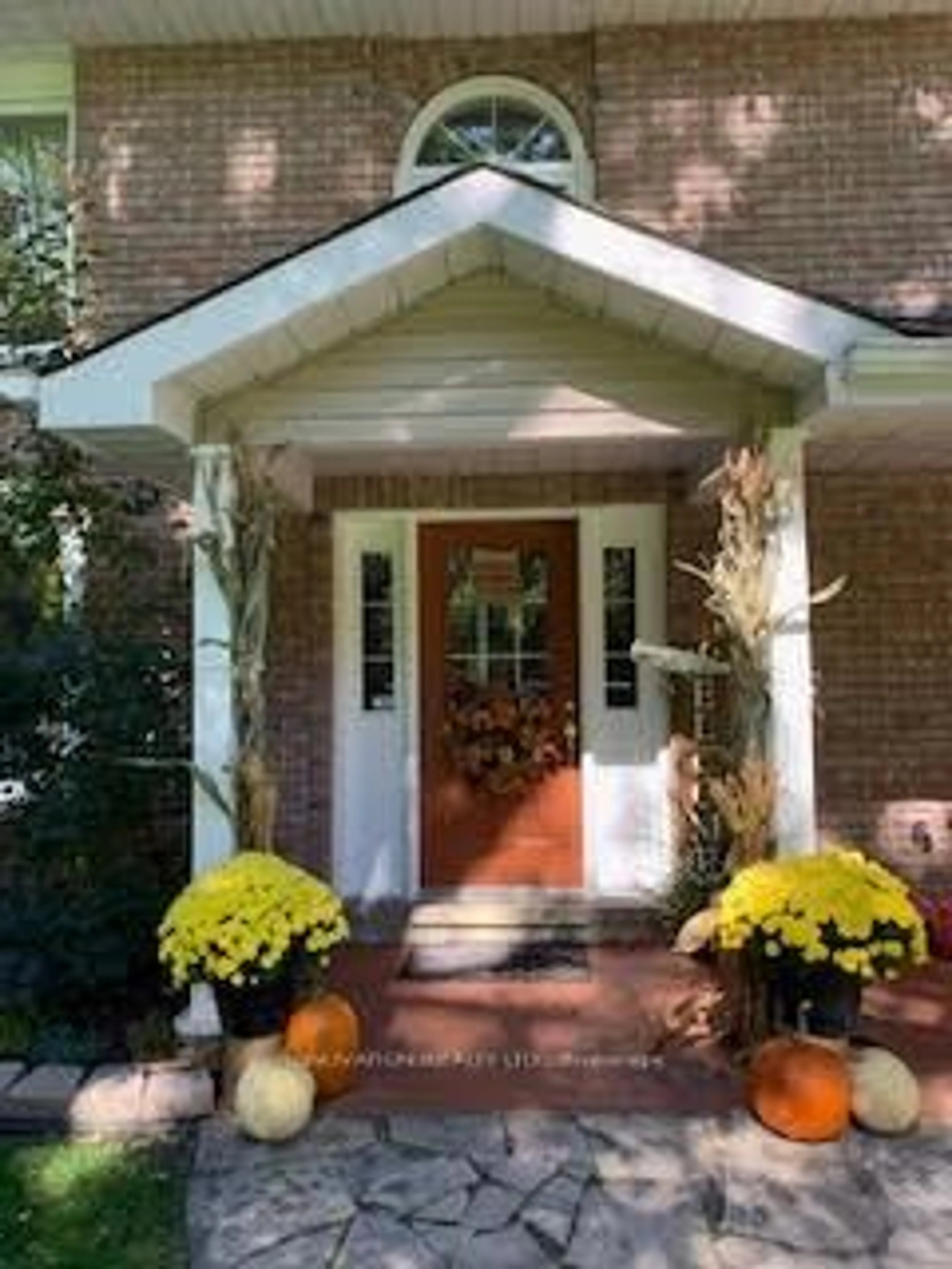 Indoor entryway for 4372 Armitage Ave, Ottawa Ontario K0A 1T0