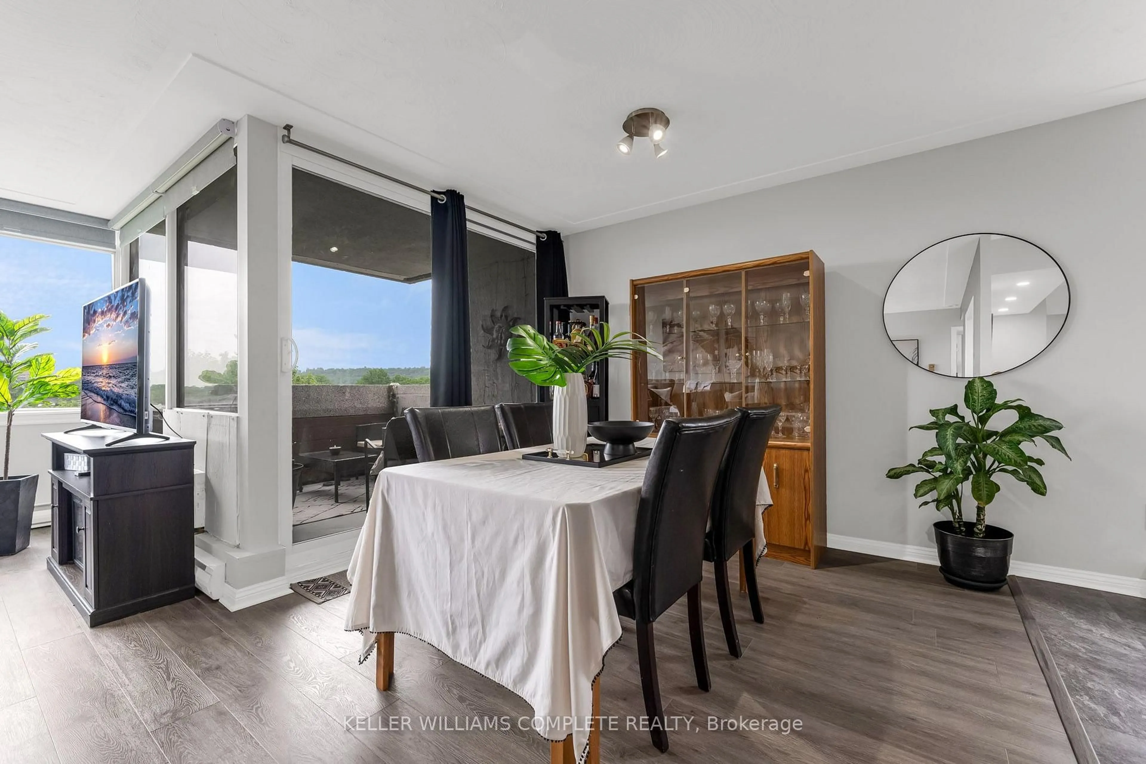 Dining room, wood/laminate floor for 40 HARRISFORD St #608, Hamilton Ontario L8K 6N1