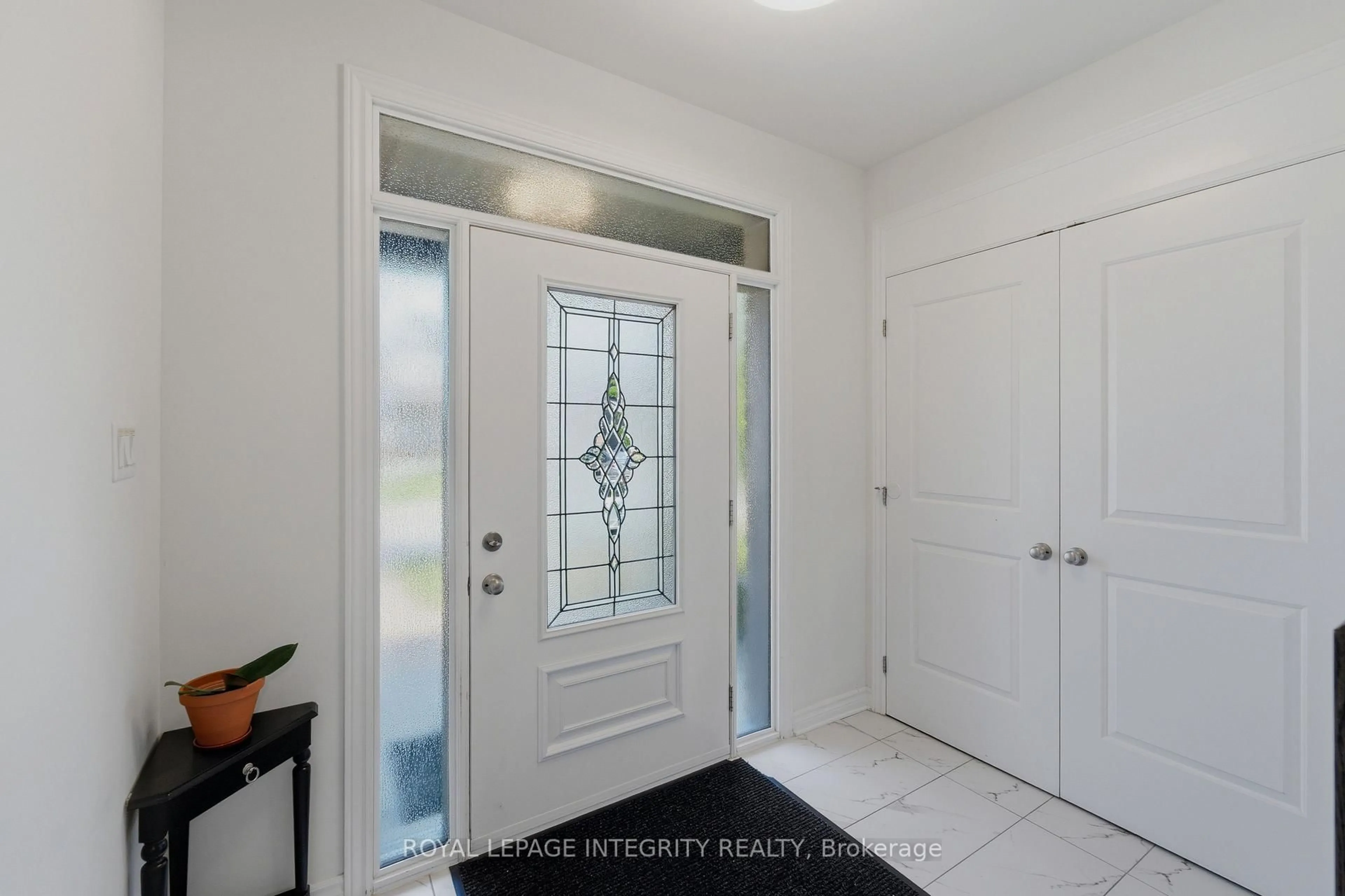 Indoor entryway for 43 Cento Way, Ottawa Ontario K2S 0W4