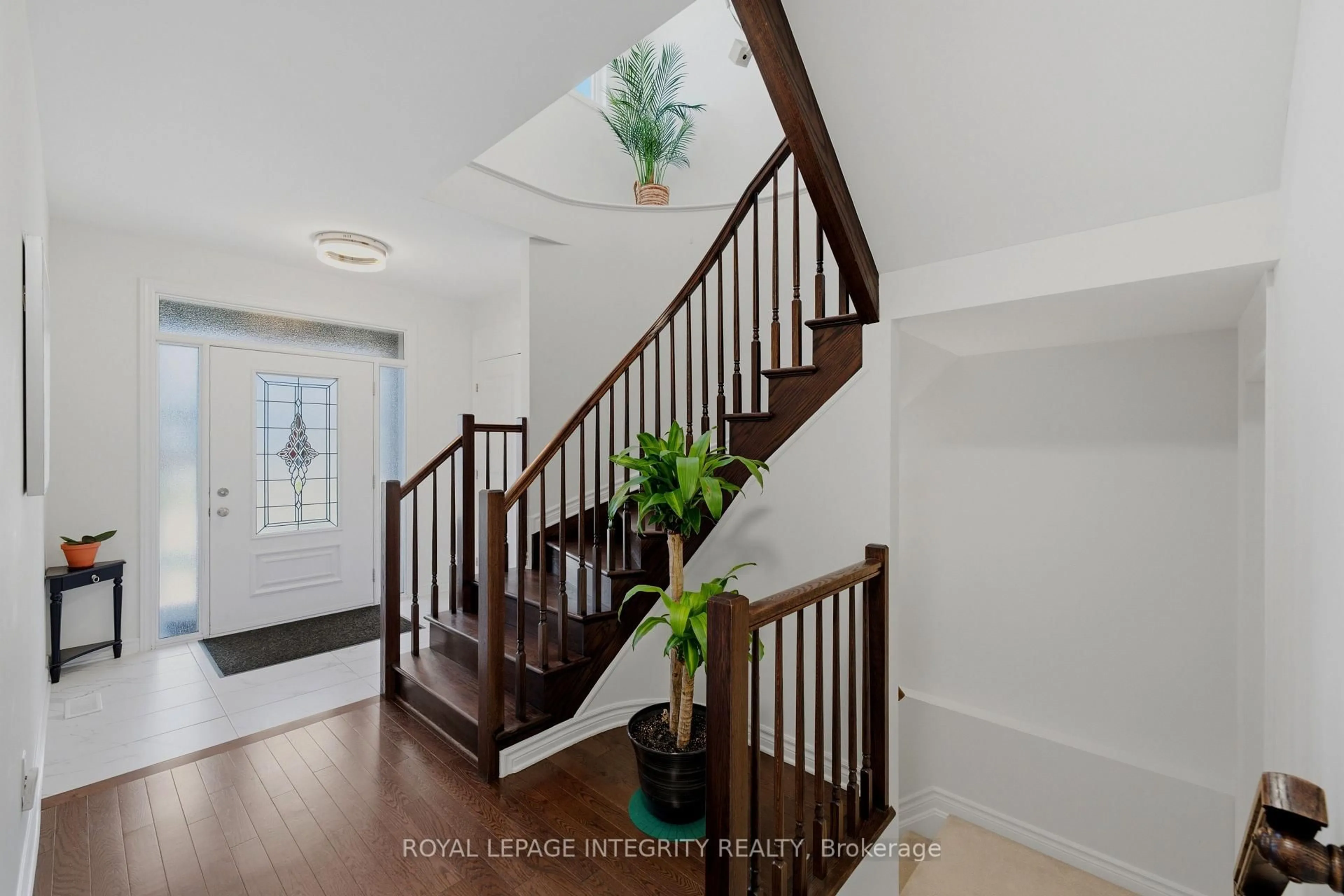 Indoor entryway for 43 Cento Way, Ottawa Ontario K2S 0W4